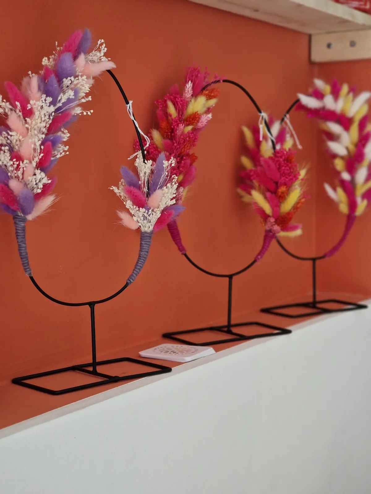 Installation de cercles fleuris sur présentoir