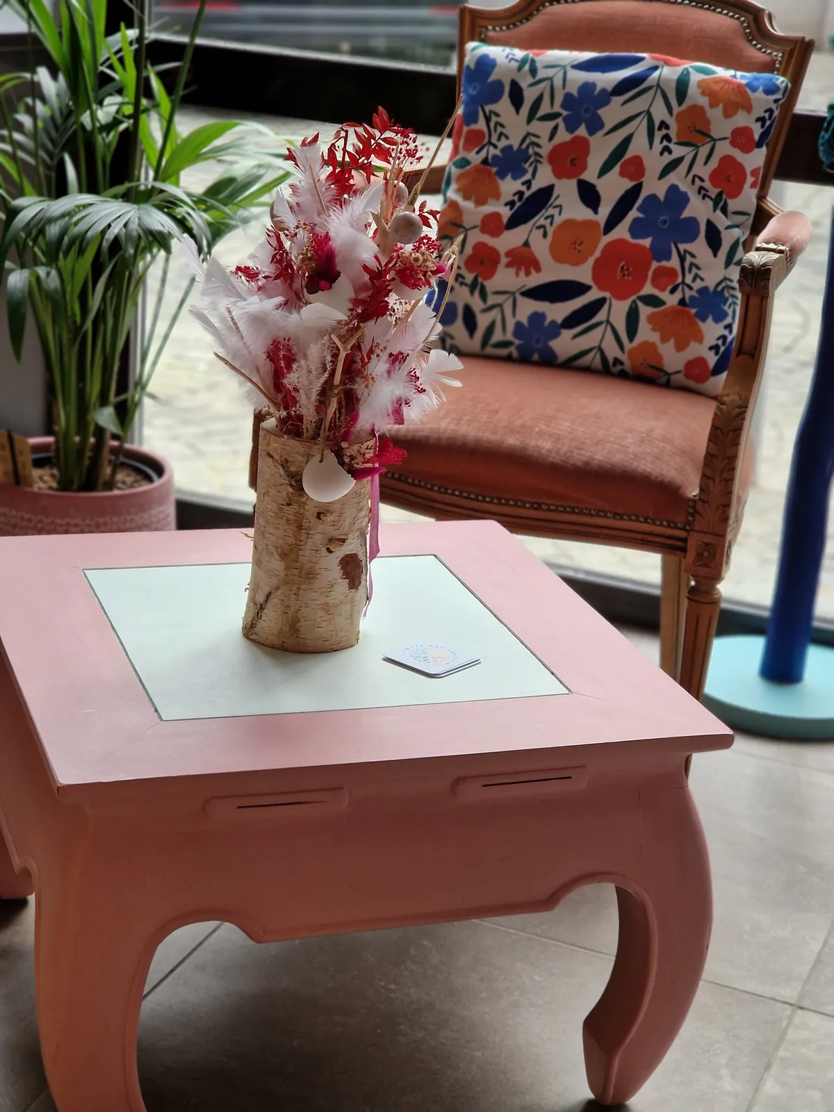 Vase fleuri dans un décor cosy