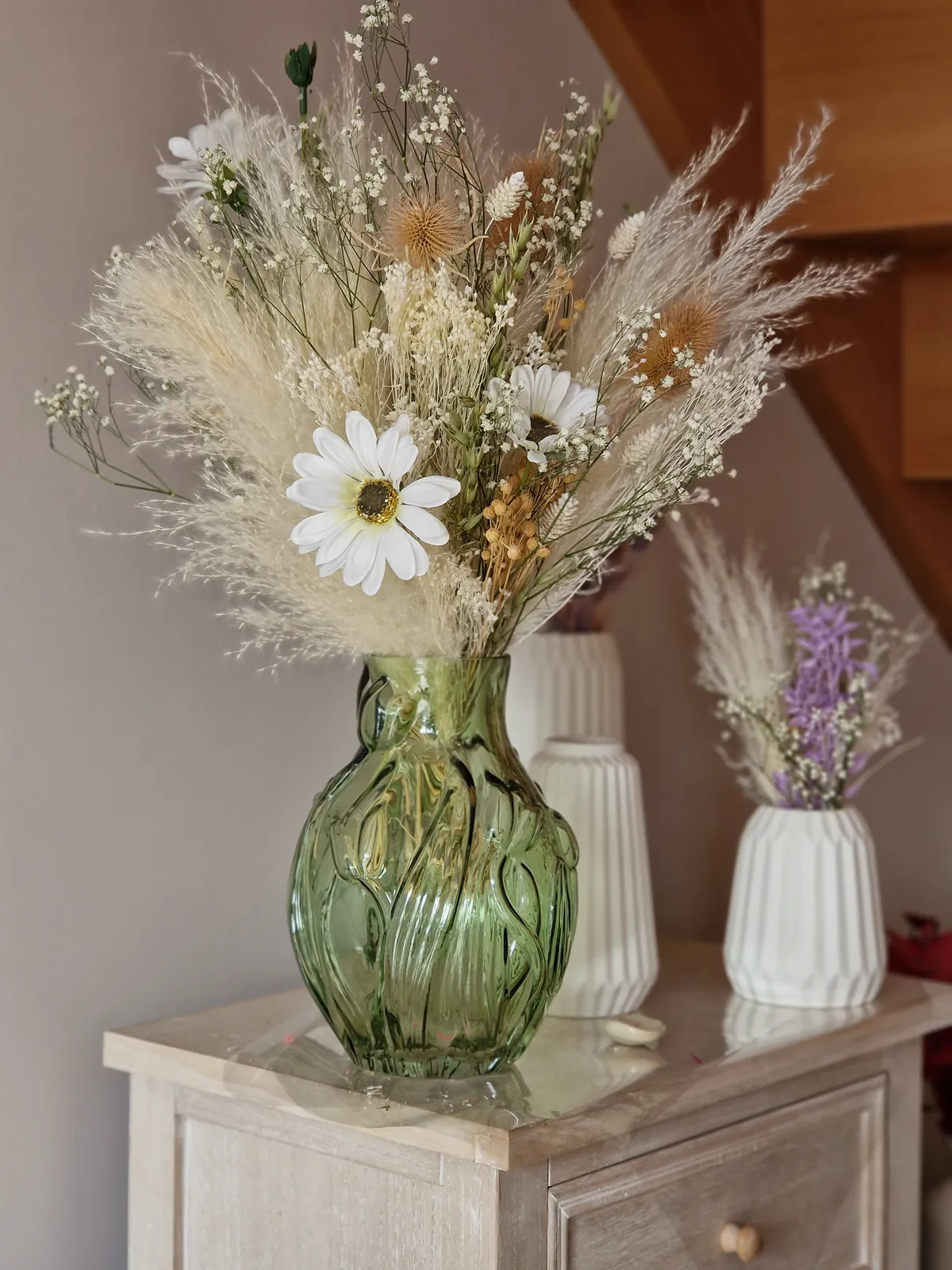 Bouquet champêtre en vase vert
