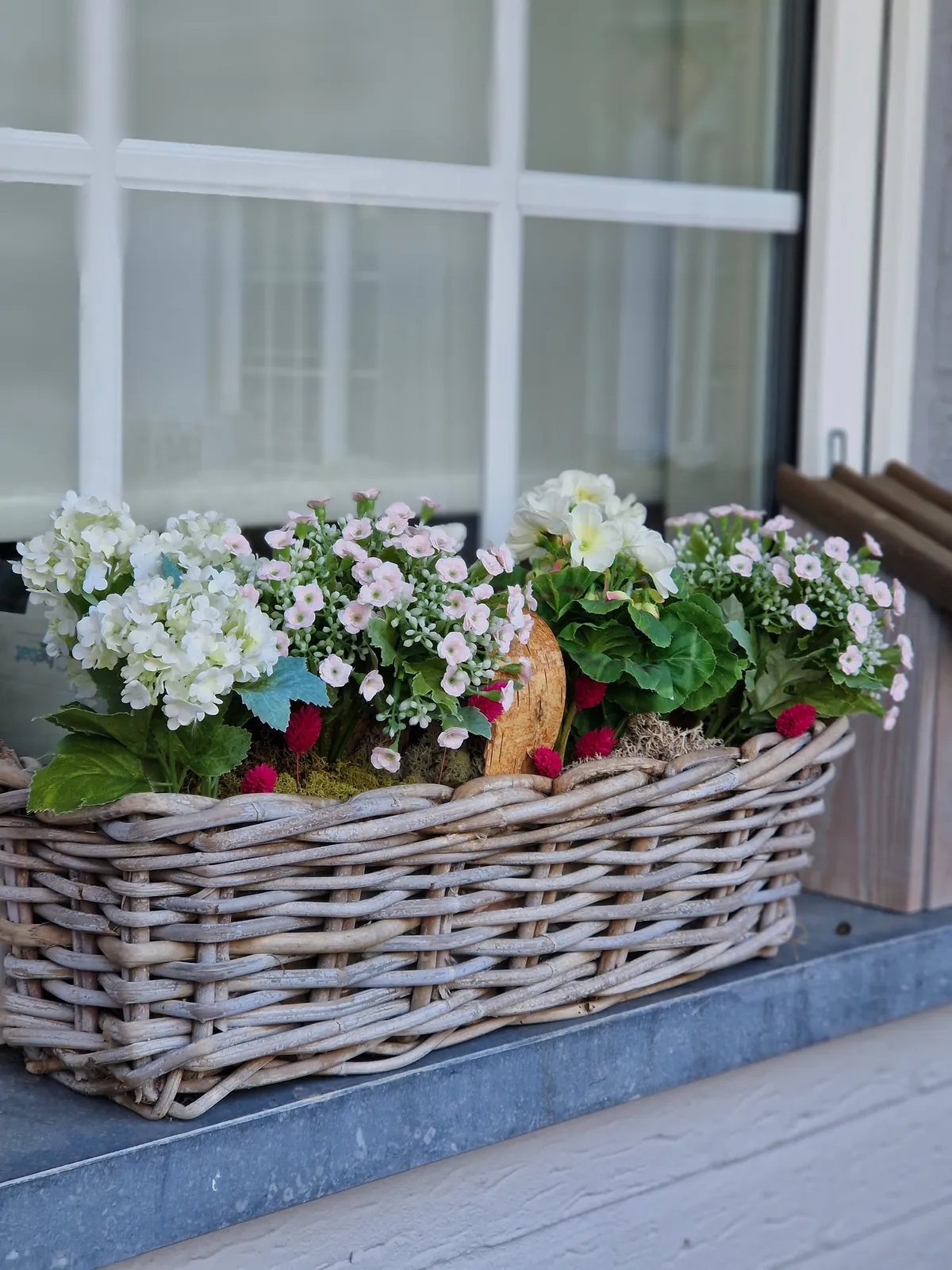 Jardinière fleurie blanche en osier