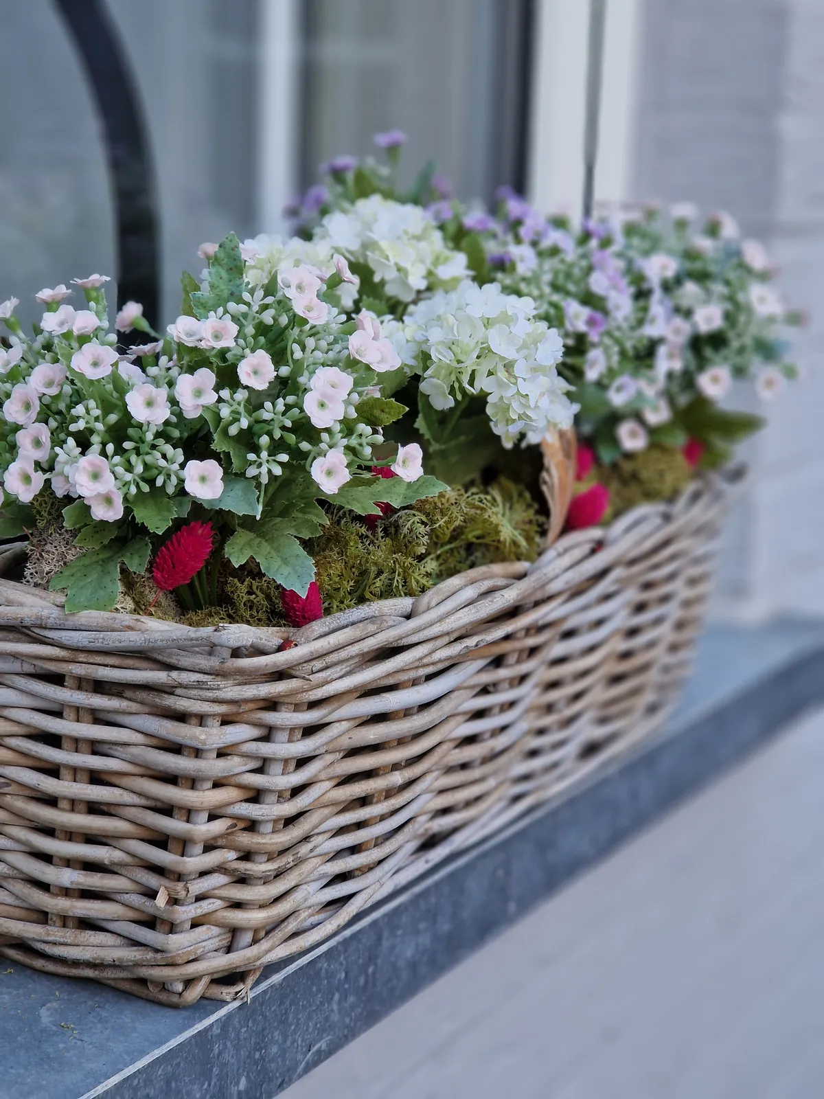 Jardinière de fleurs printanières en osier