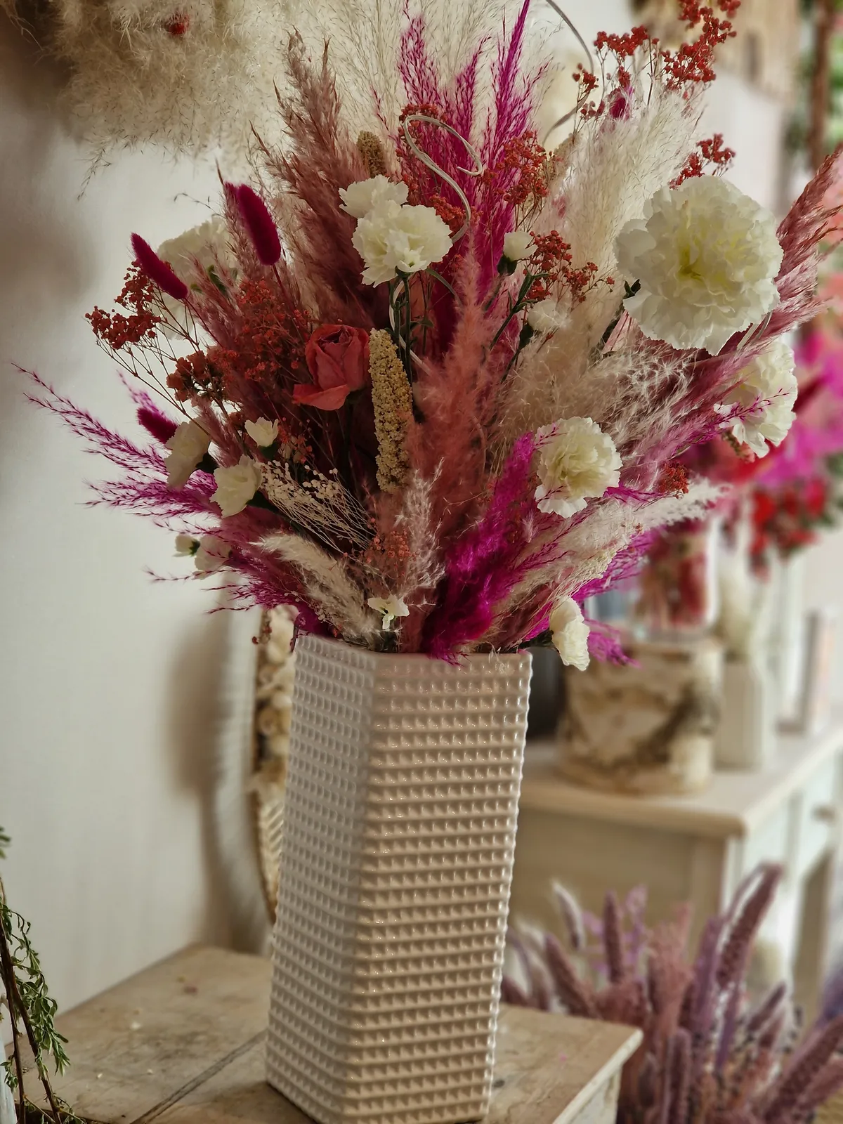 Composition de fleurs séchées rose et bordeaux