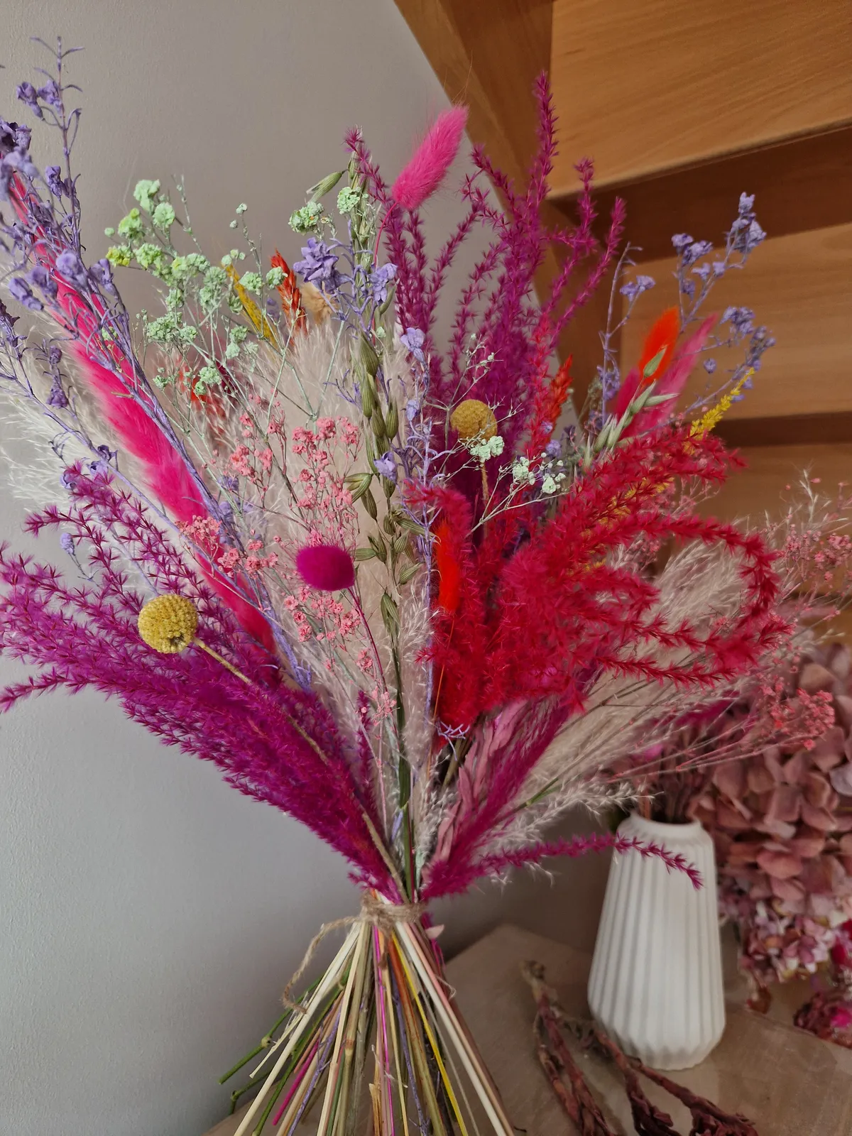 Bouquet éclatant de fleurs séchées multicolores