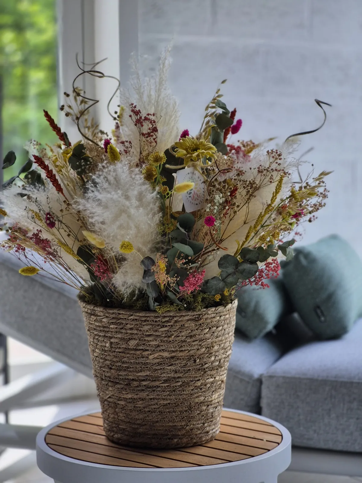 Composition de fleurs séchées en panier