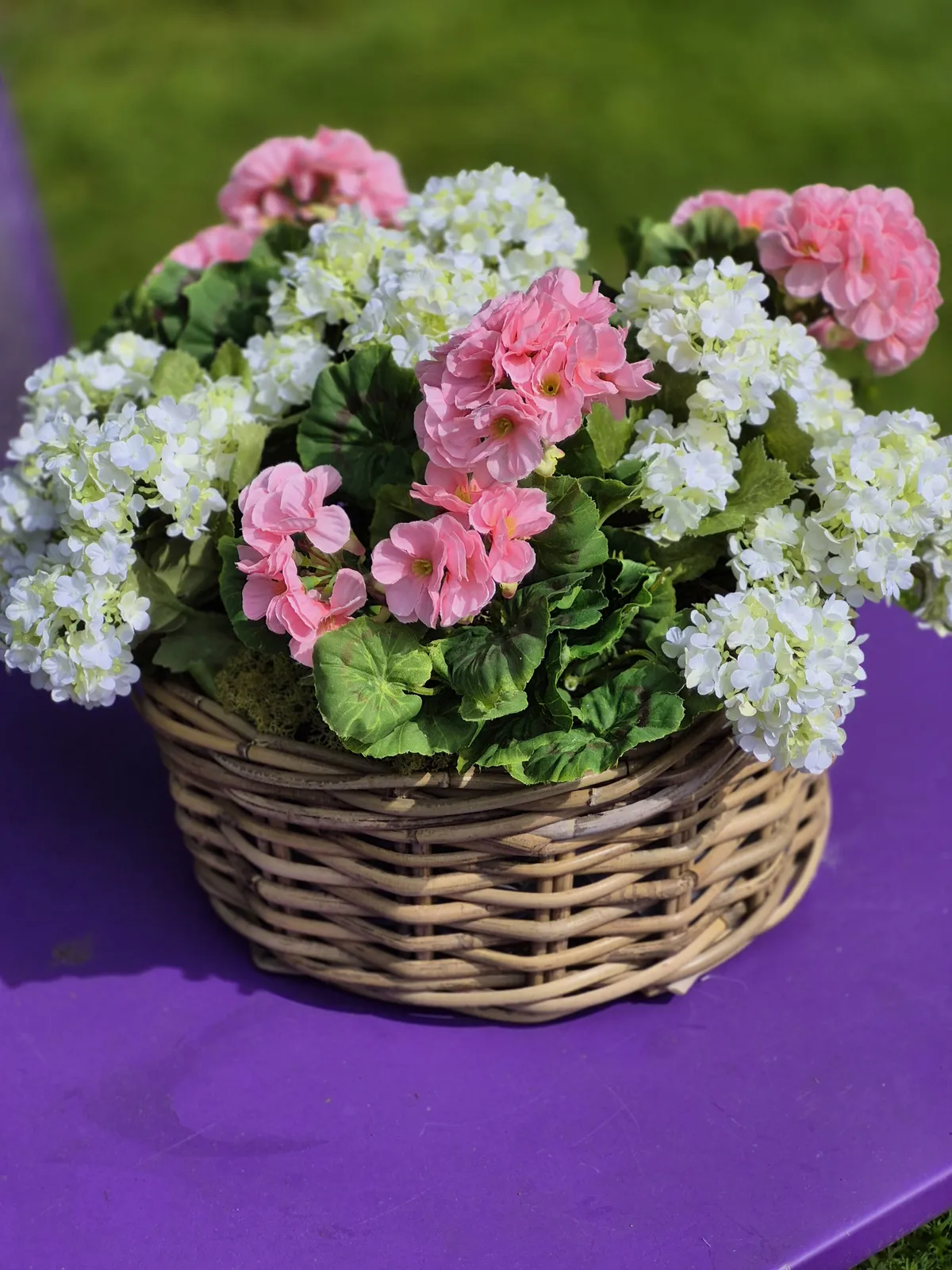 Panier fleuri de fleurs roses et blanches