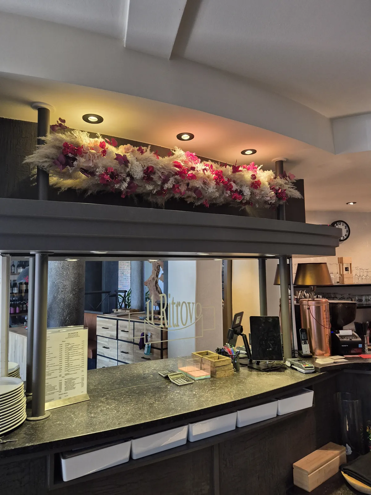 Décoration florale sur comptoir