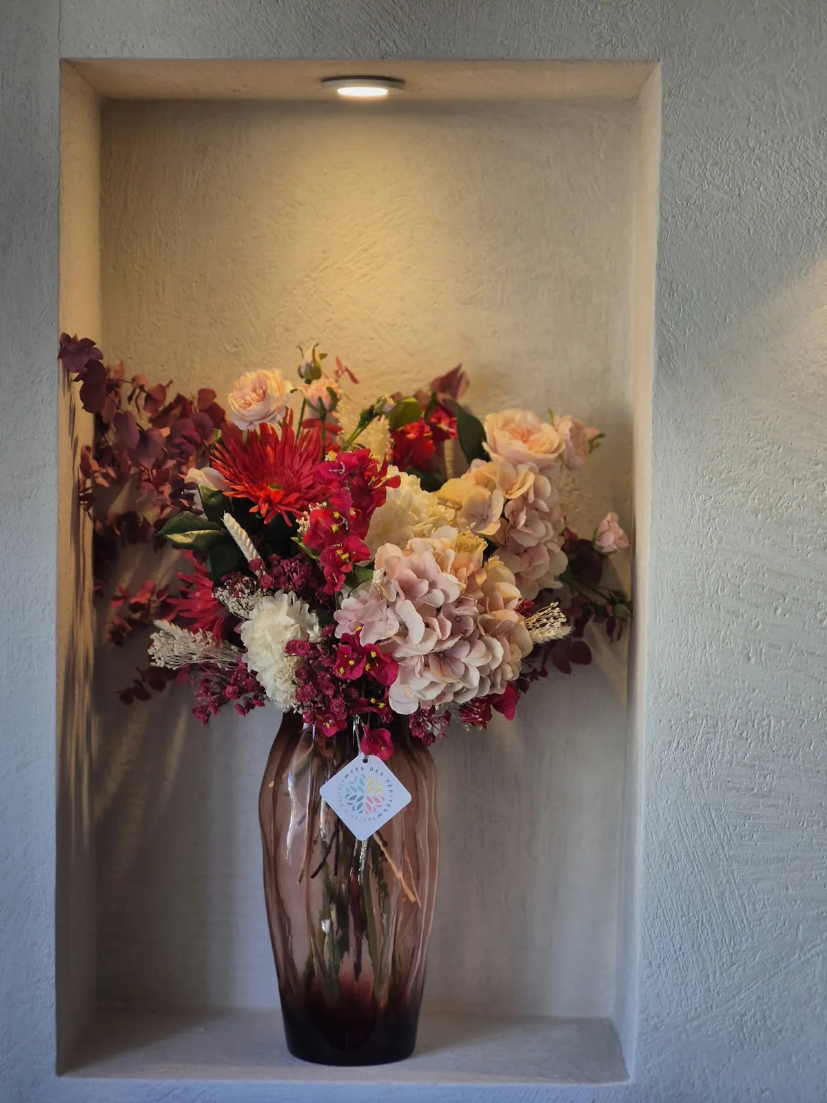 Composition de fleurs séchées rouges en vase