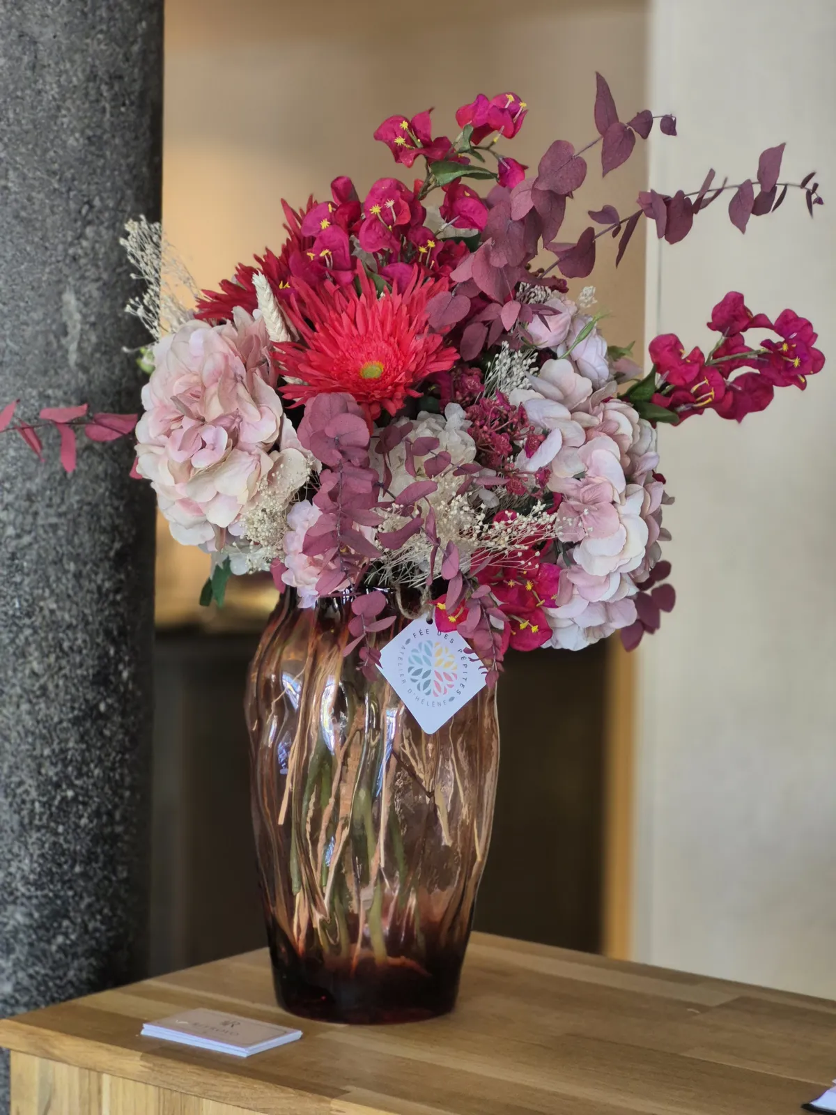 Composition romantique rose et bordeaux en vase