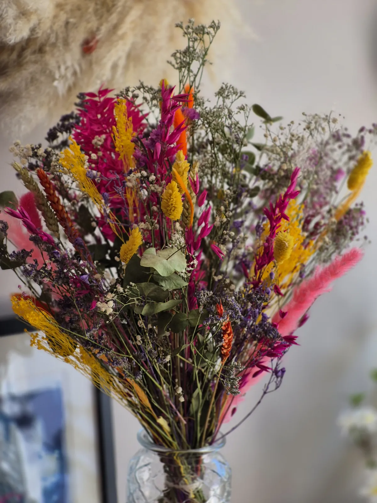 Bouquet de fleurs séchées multicolore en vase