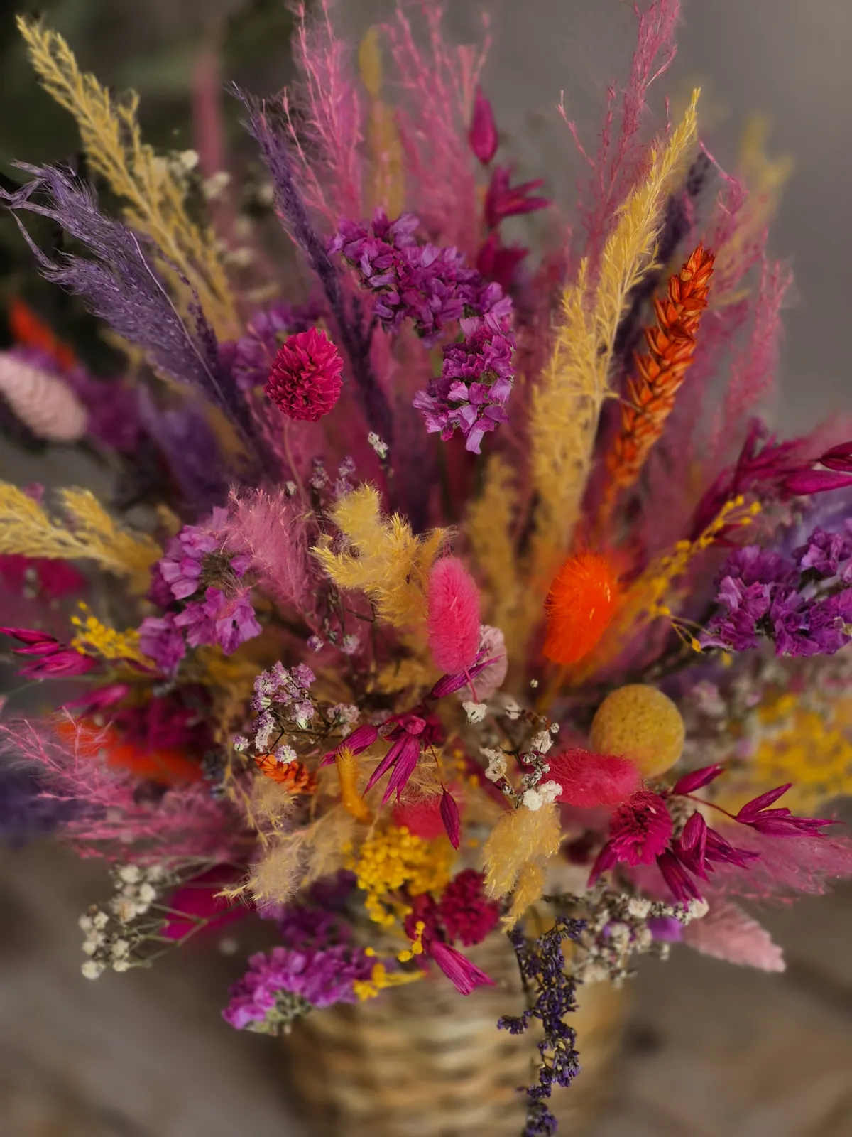Composition de fleurs séchées aux tons vifs