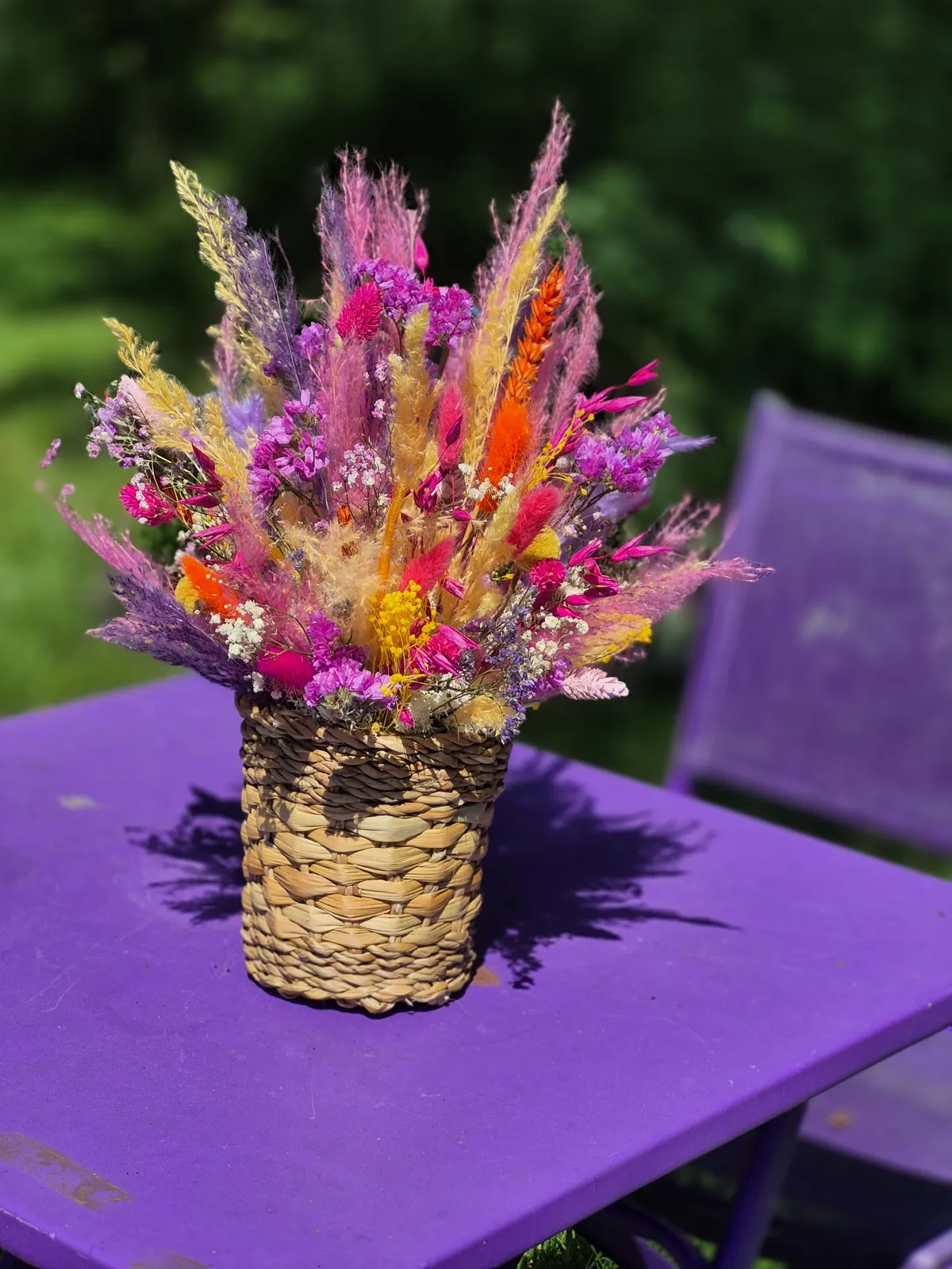 Arrangement de fleurs séchées en cache-pot tressé