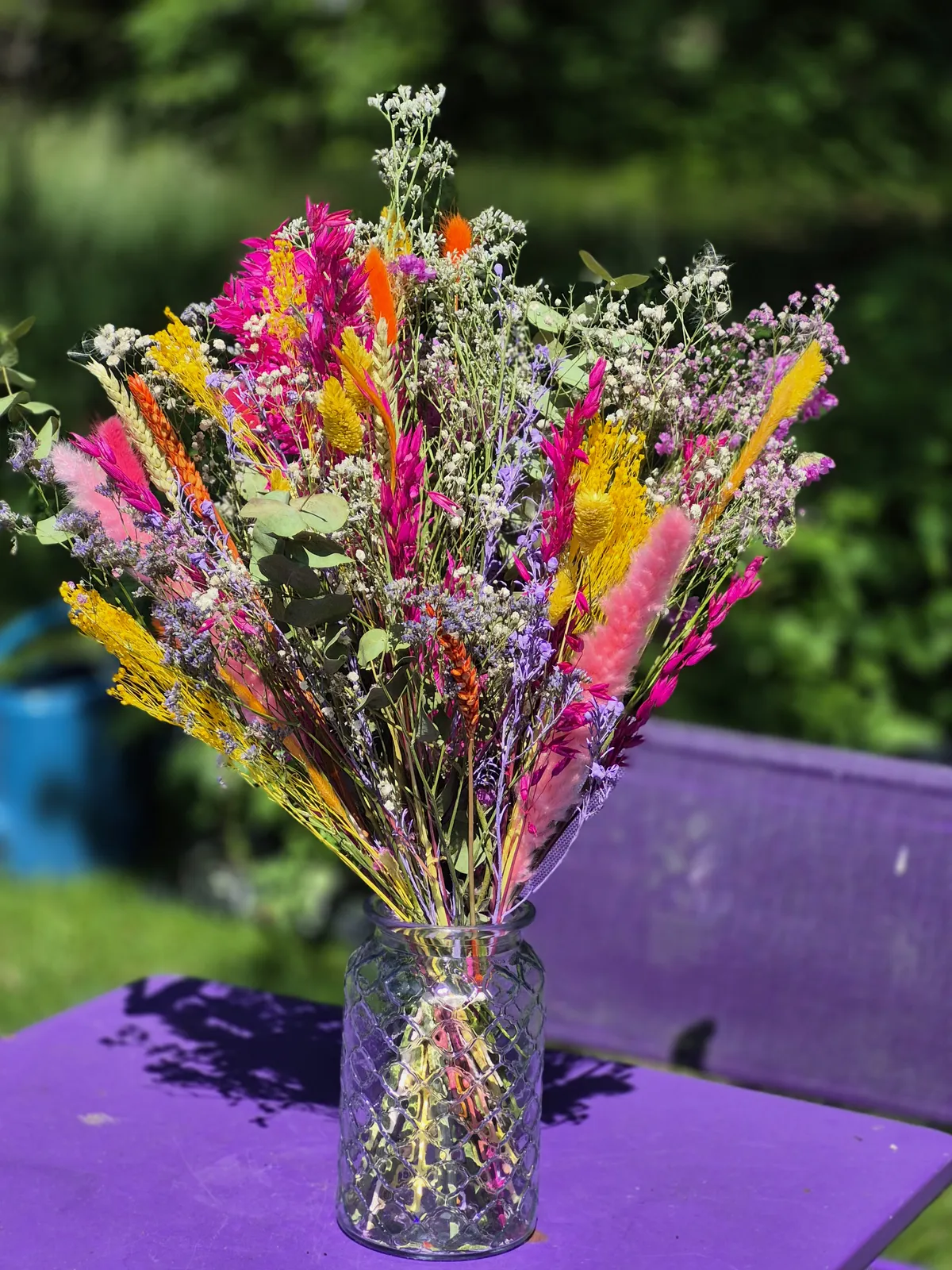 Bouquet de fleurs séchées colorées en vase