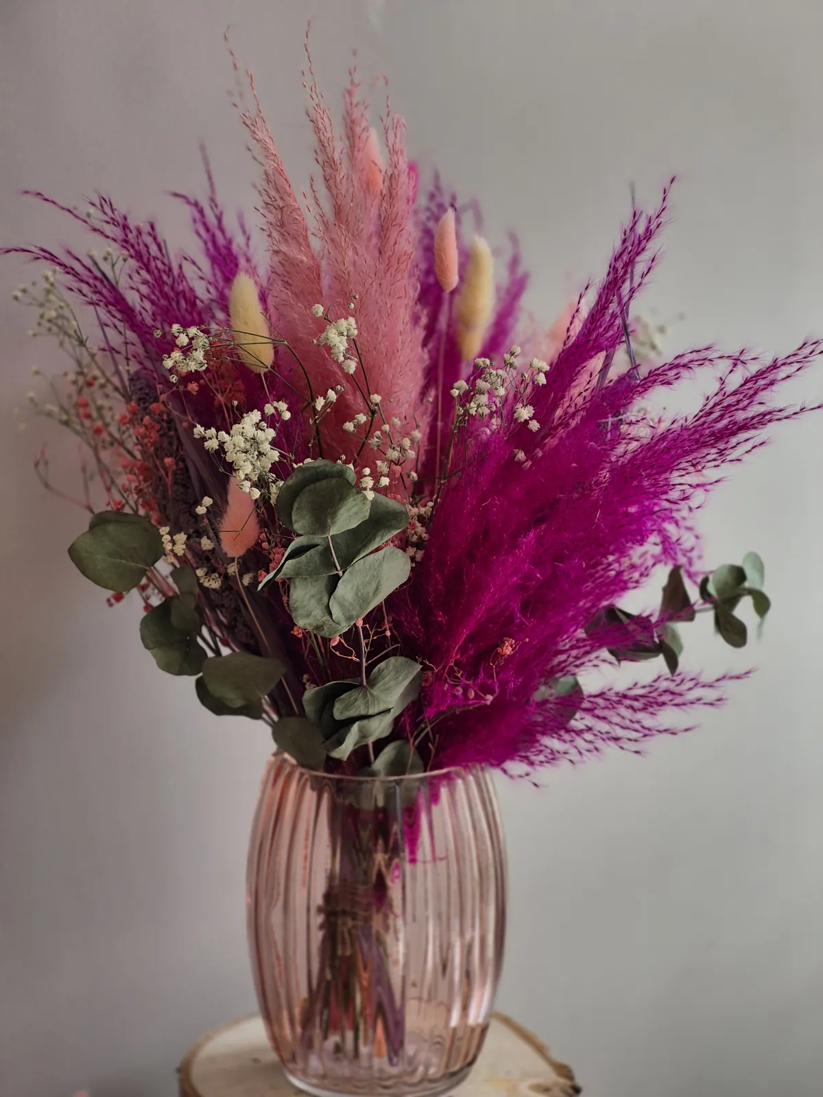 Bouquet de pampa et fleurs séchées roses en vase