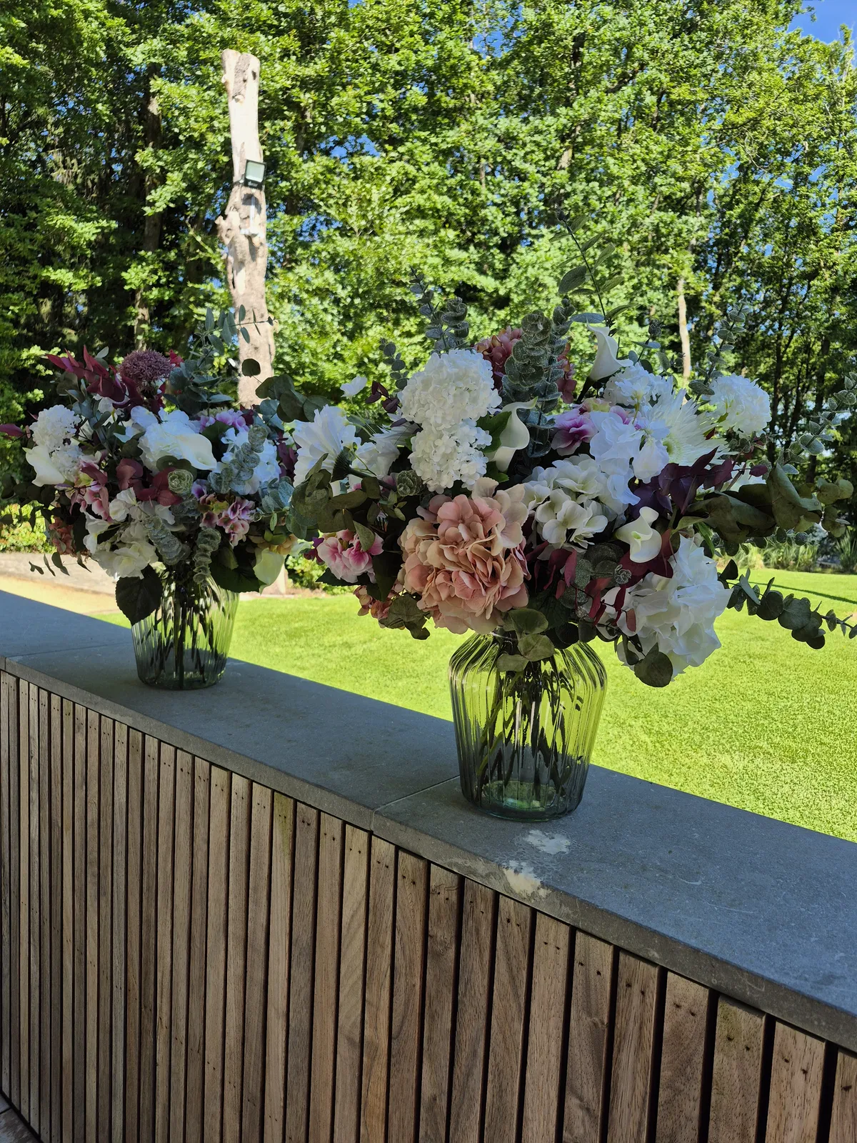 Grande composition florale en vase