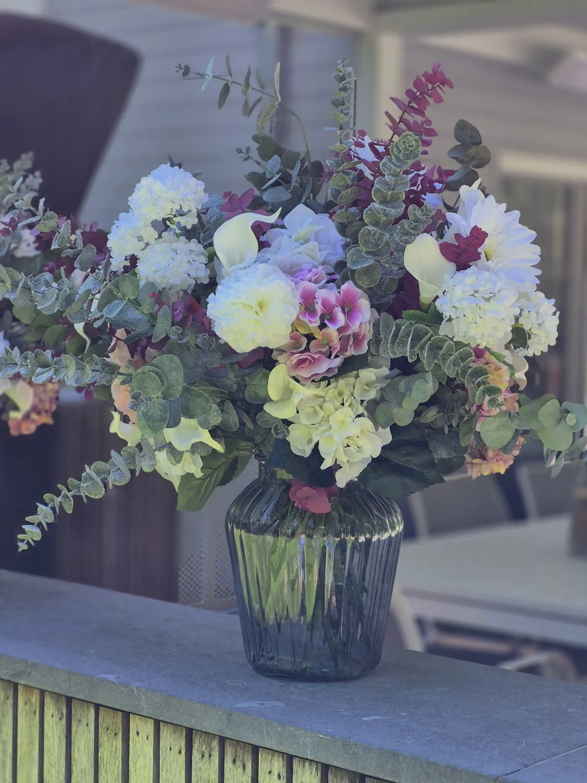 Bouquet fleuri pastel en vase