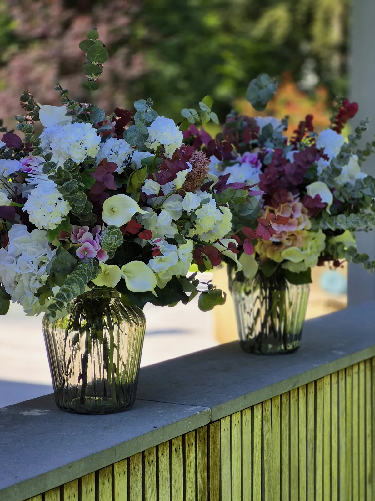 Composition florale aux tons doux en vase