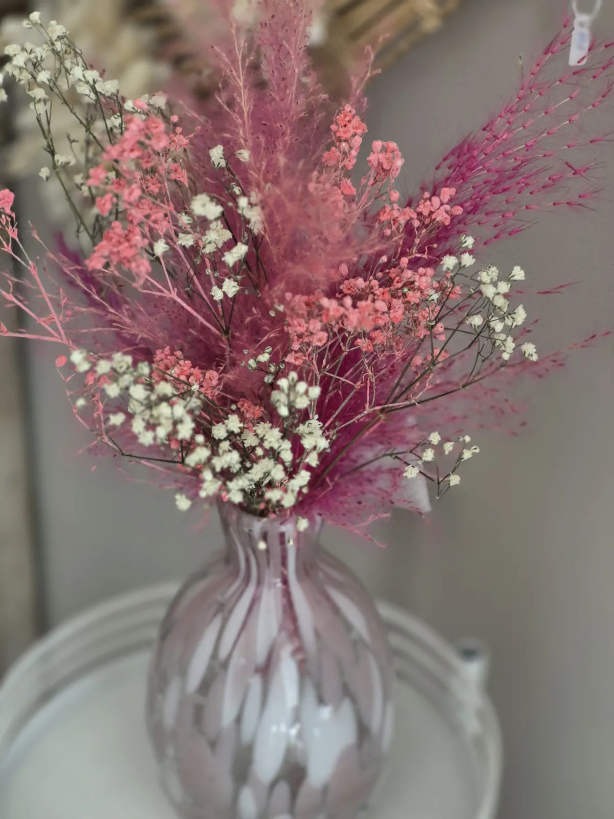 Bouquet de fleurs séchées roses en vase