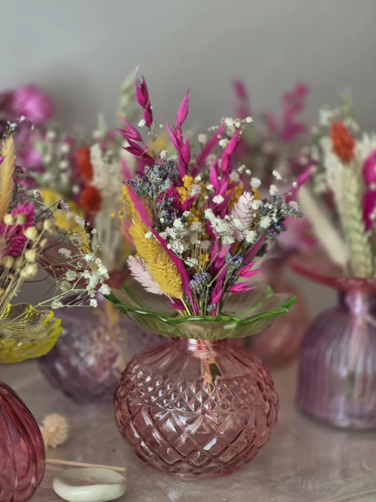 Petites compositions séchées en vases colorés