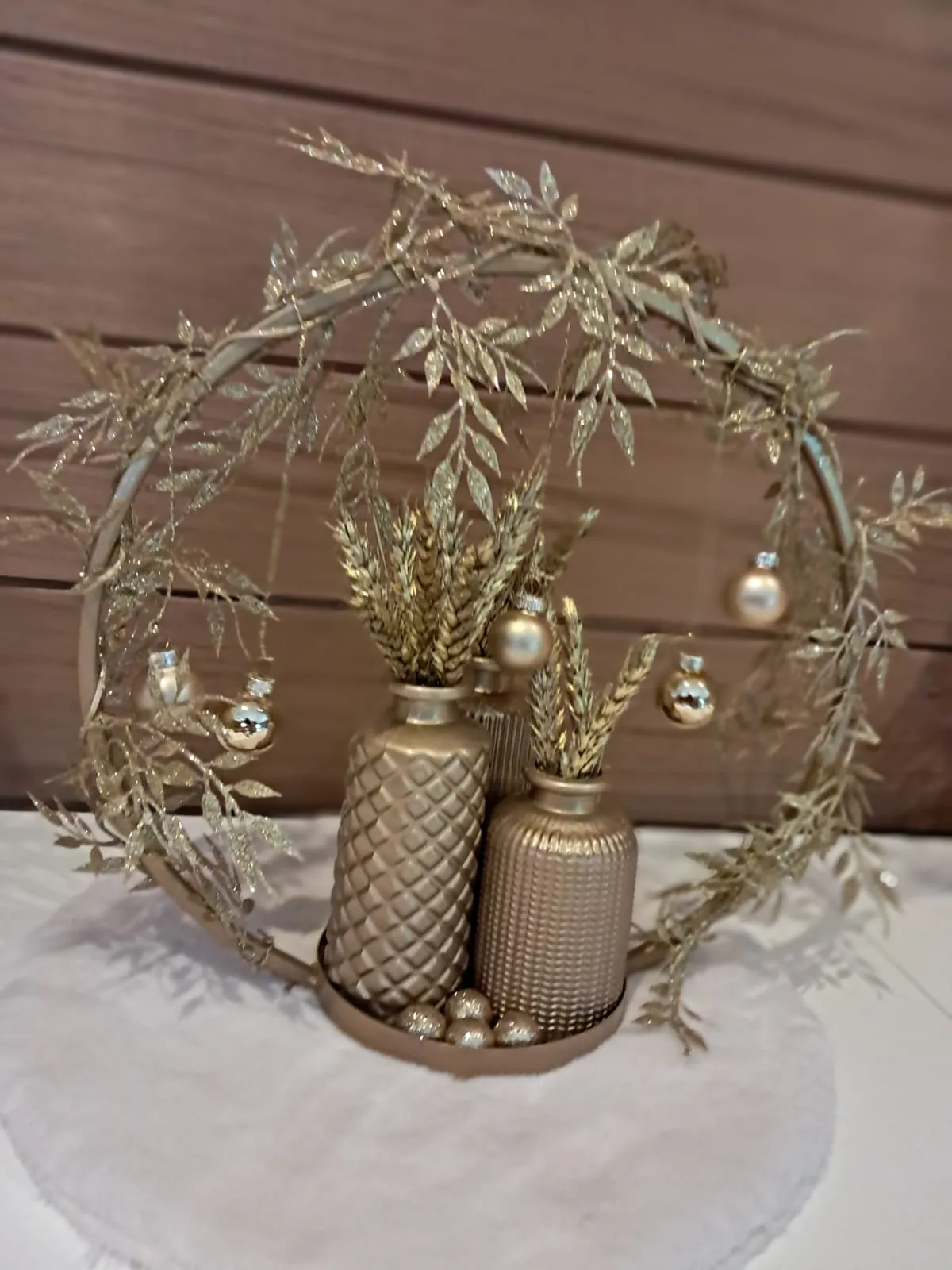 Composition de Noël dorée et anneau décoratif