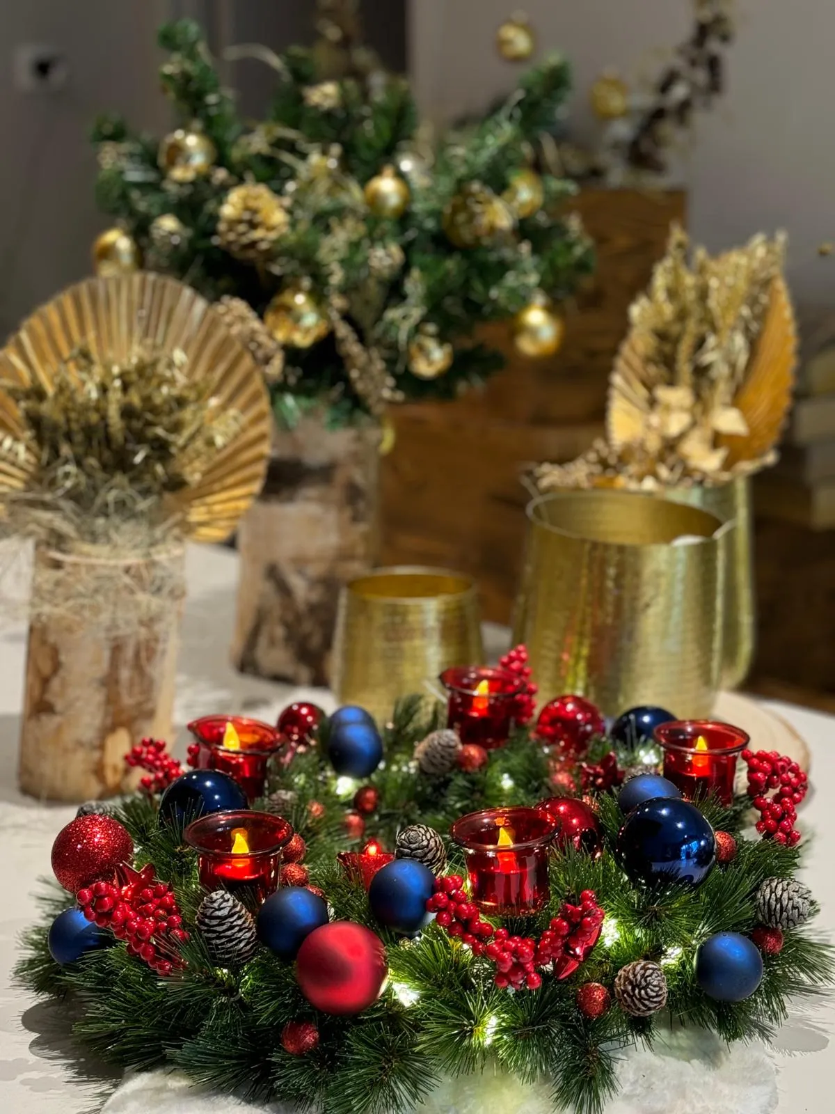 Arrangements de Noël dorés et boules colorées