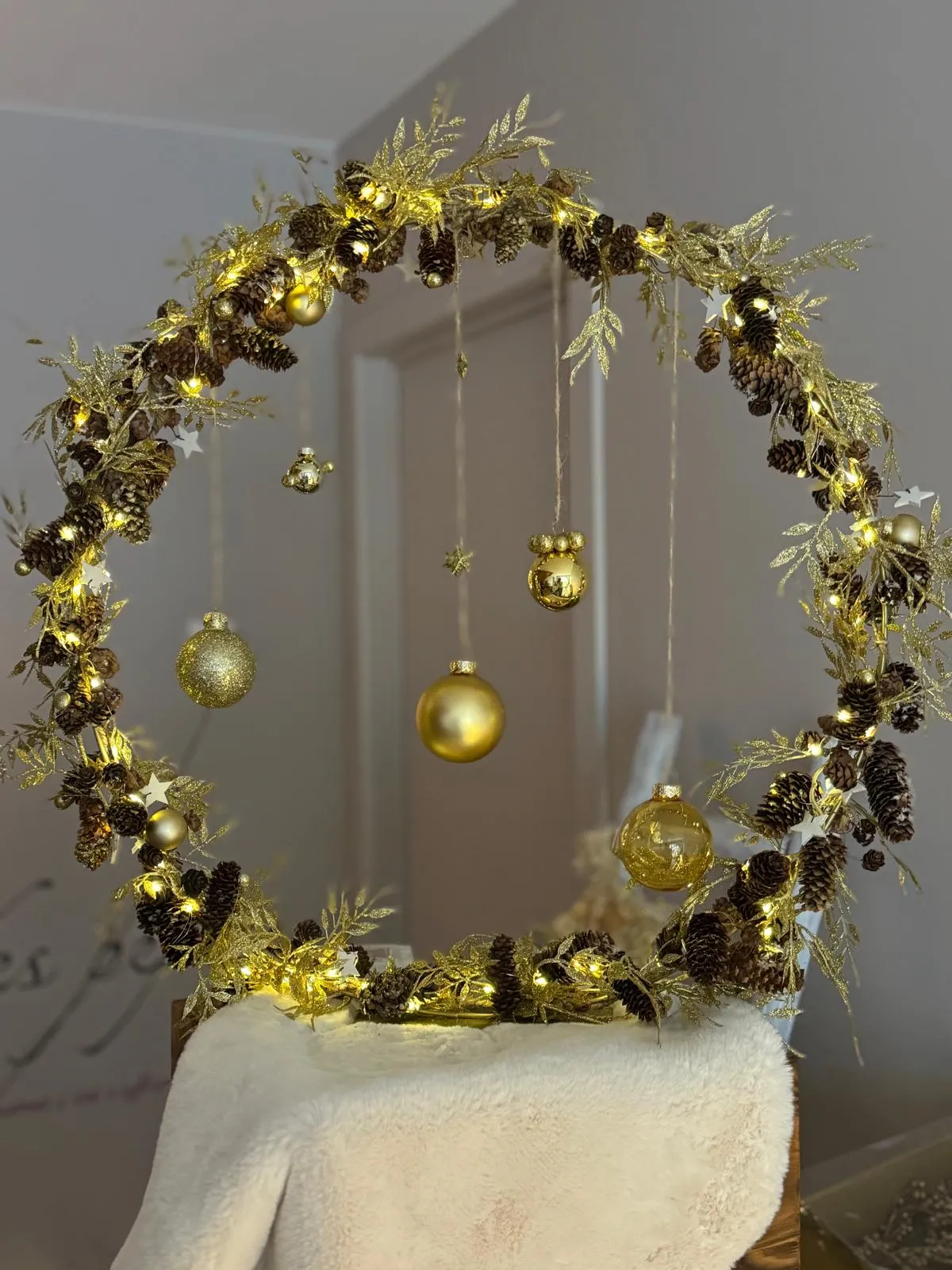 Couronne de Noël sur socle avec boules suspendues