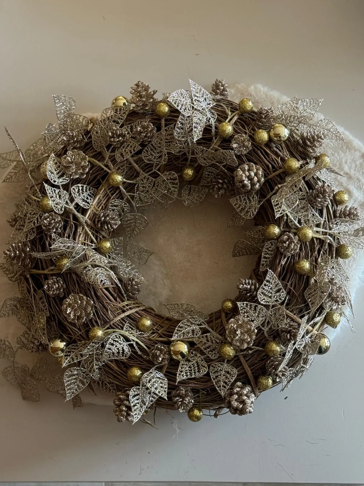 Couronne de Noël dorée à pommes de pin