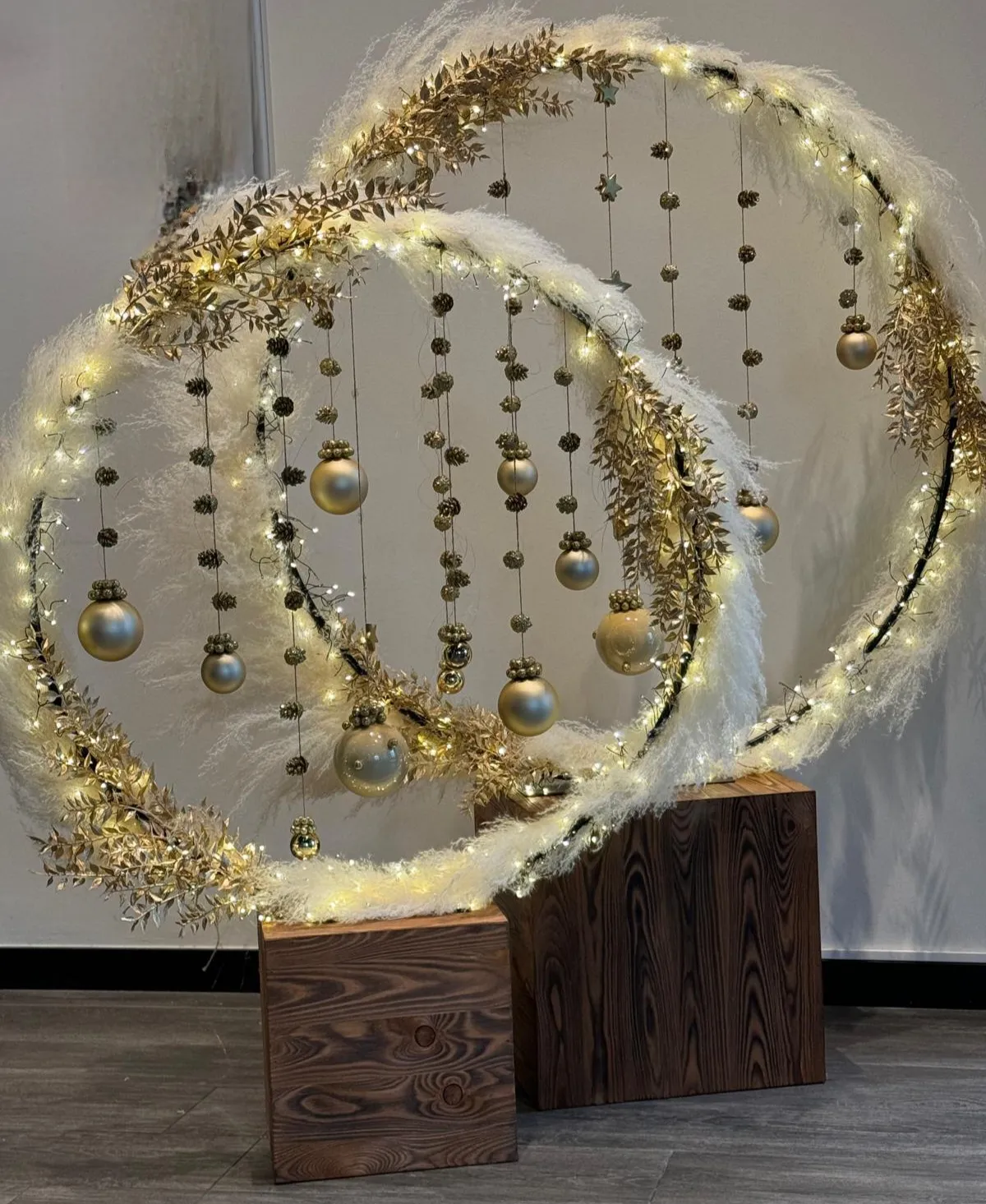 Anneaux de 1 m et 80 cm recto verso sur socle, décorés et illuminés (sur secteur), loués ensemble 185,95 HTVA (plus dispos pour 2026)