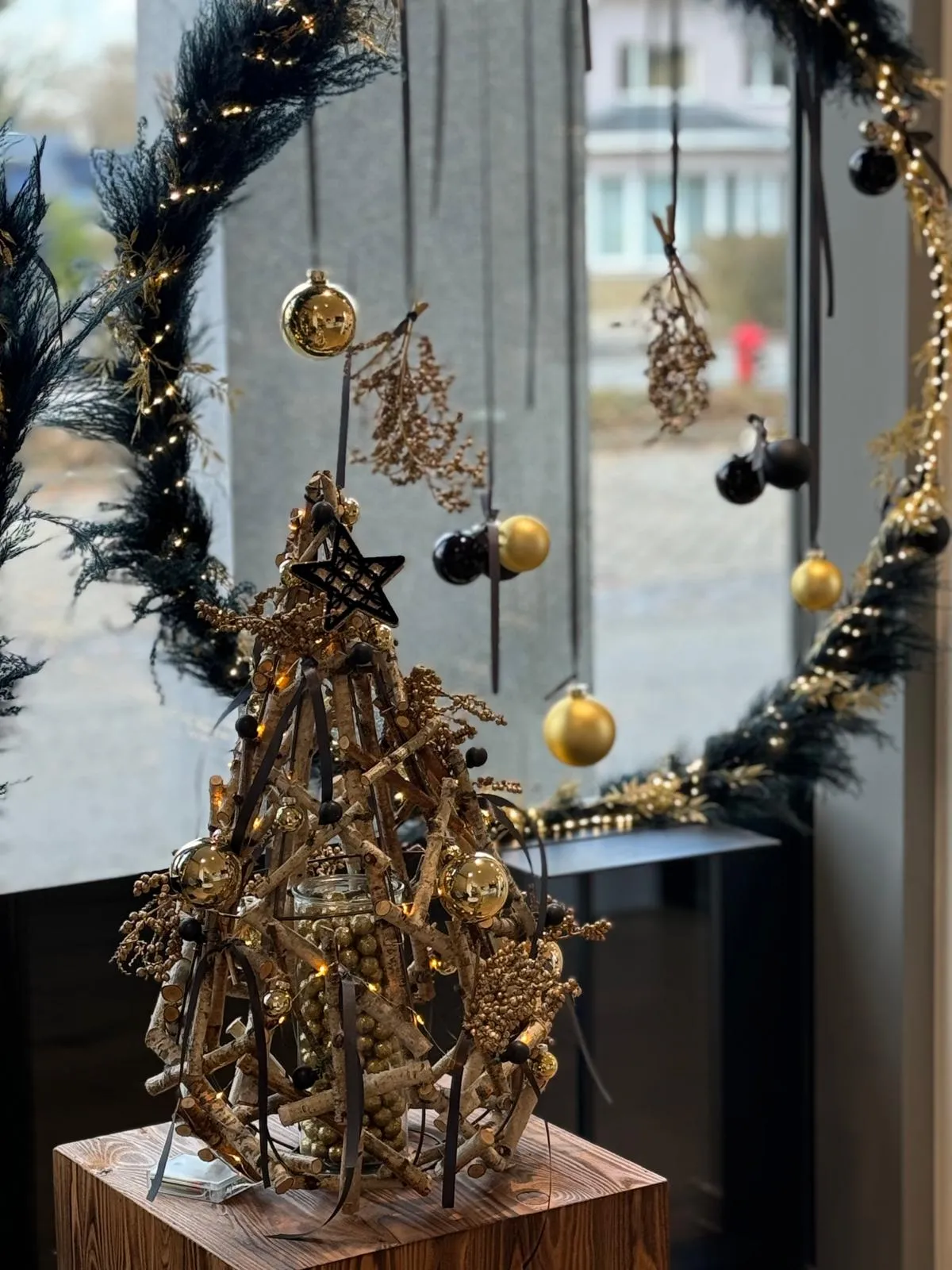 Composition de Noël dorée en fleurs séchées