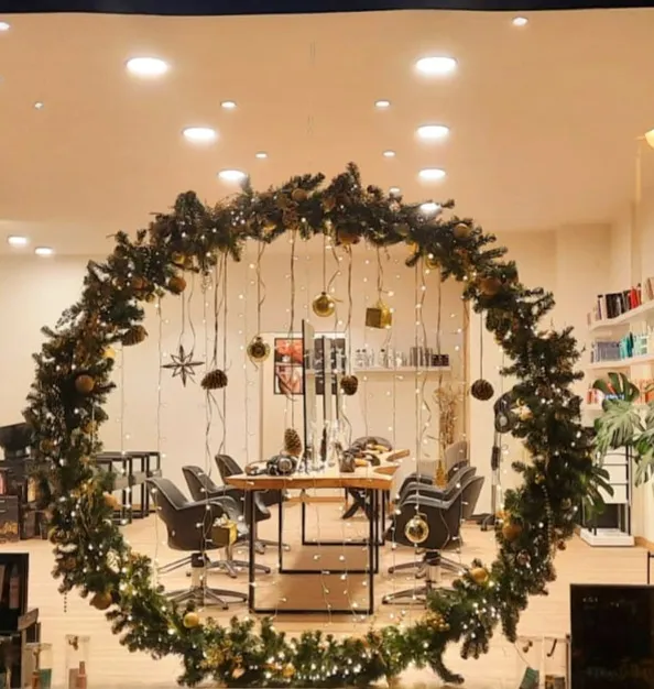 Couronne de 2m de diamètre sur socle décorée et illuminée (sur secteur)