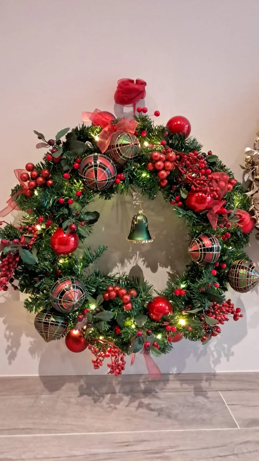 Couronne de Noël rouge et verte lumineuse