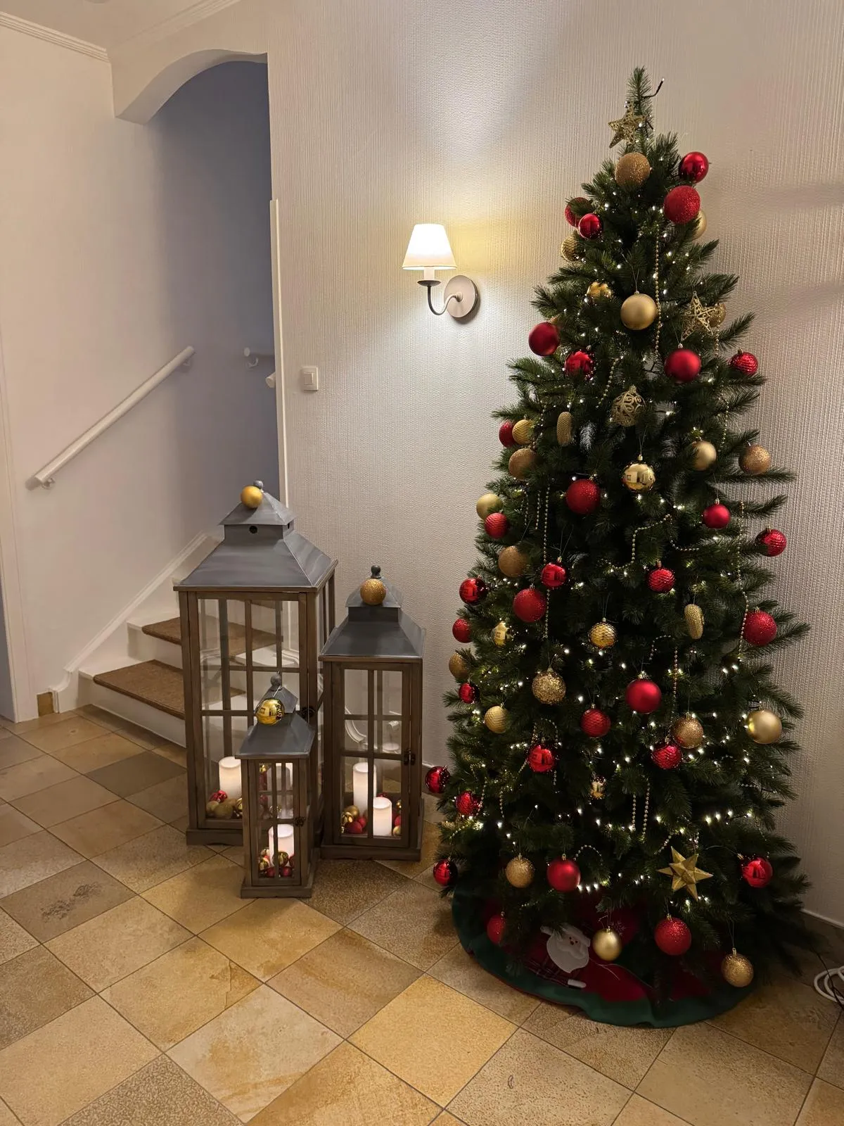 Sapin de Noël décoré et illuminé