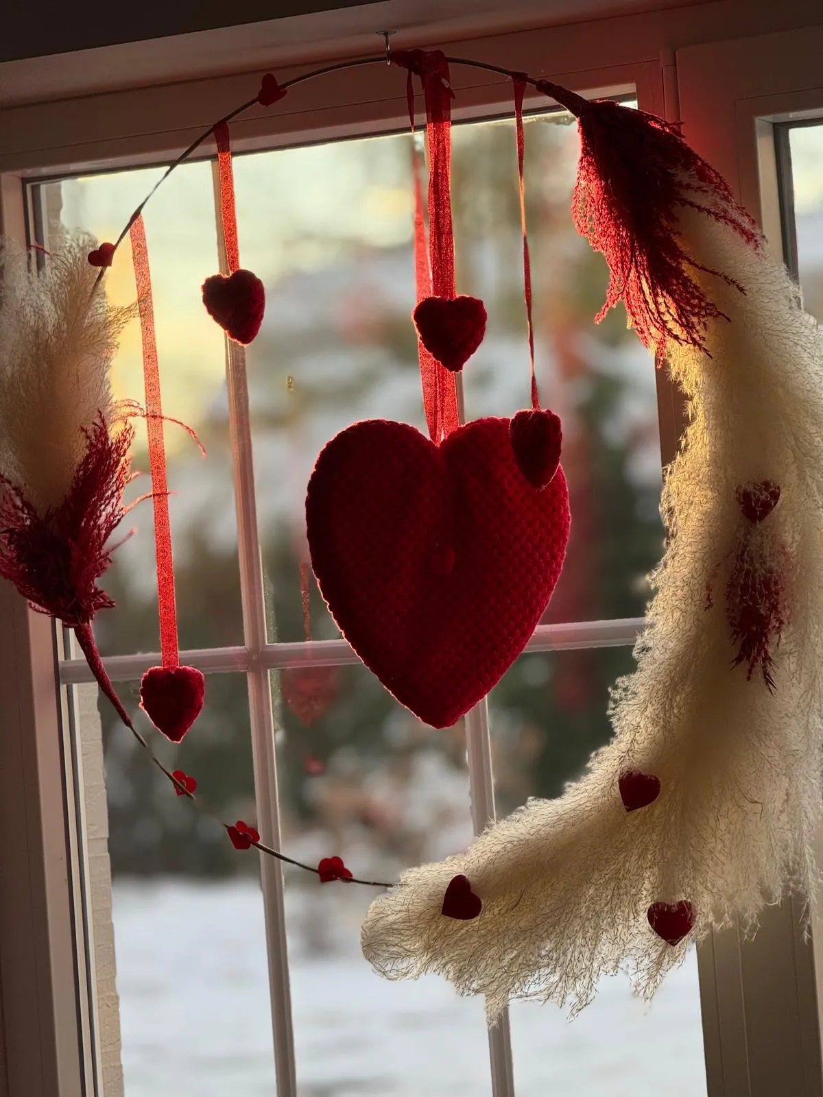 Couronne aux cœurs rouges suspendus