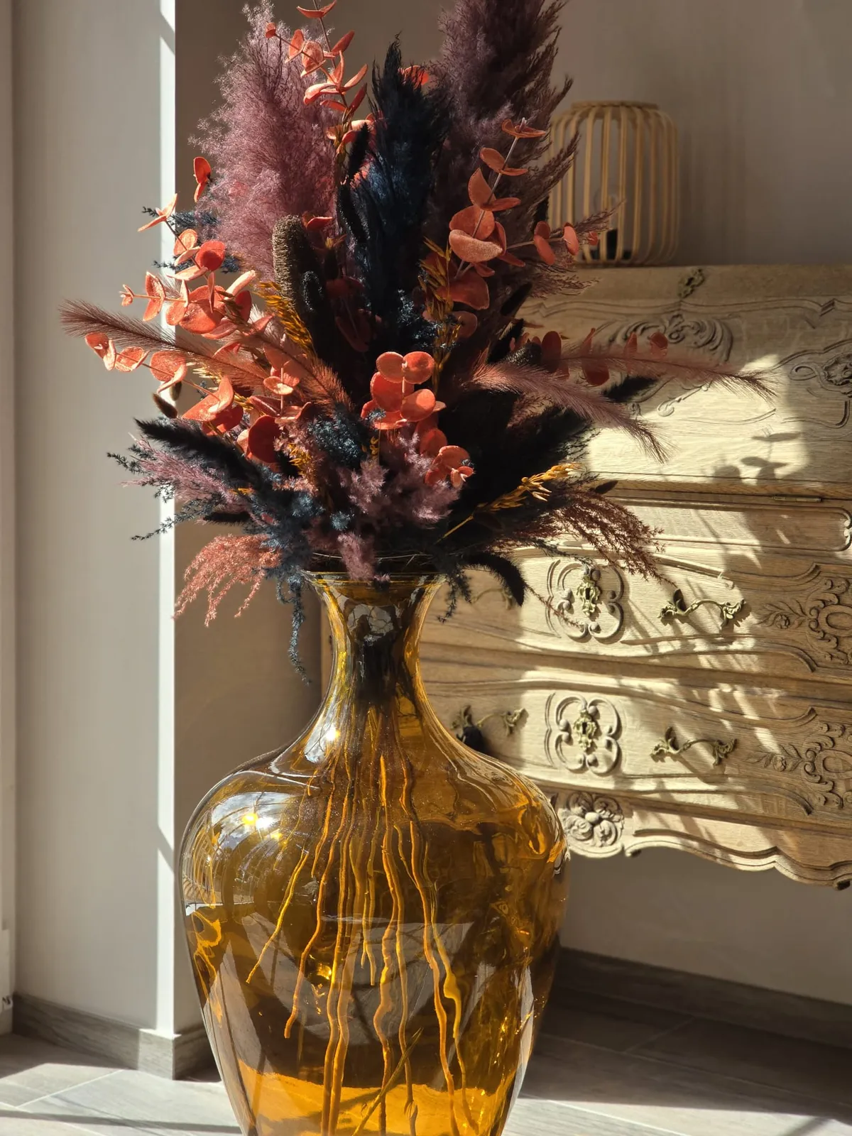 Bouquet de séchées terracotta en vase ambré