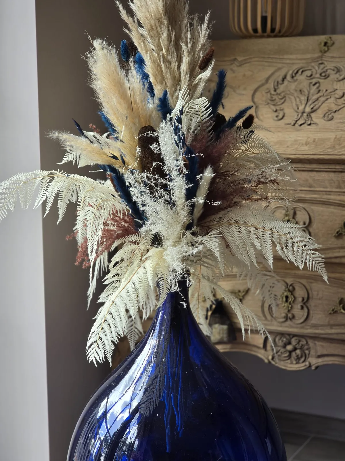 Bouquet de séchées crème en vase bleu