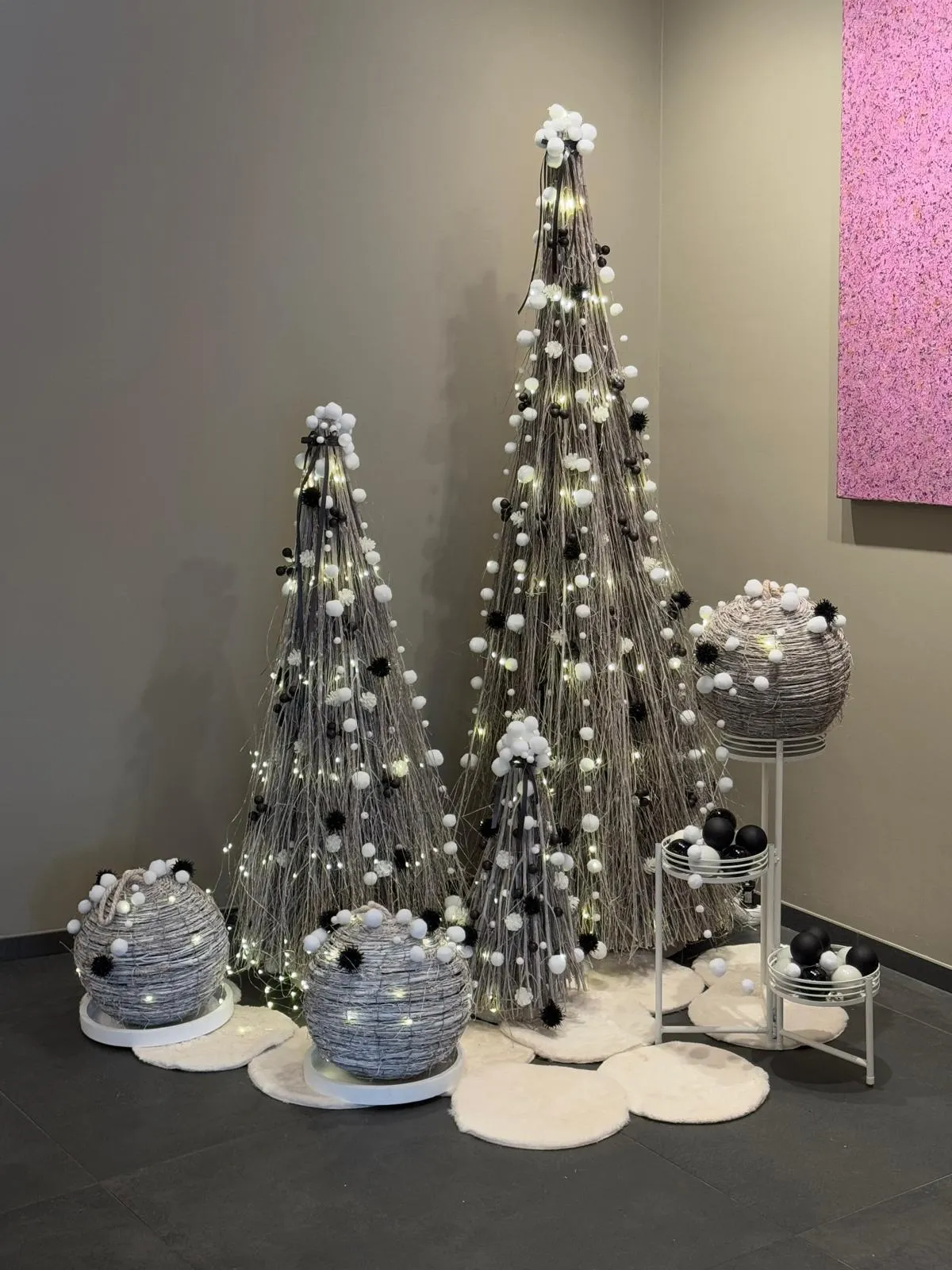 Ensemble de sapins décoratifs blancs et noirs illuminés (sur secteur)pour les fêtes