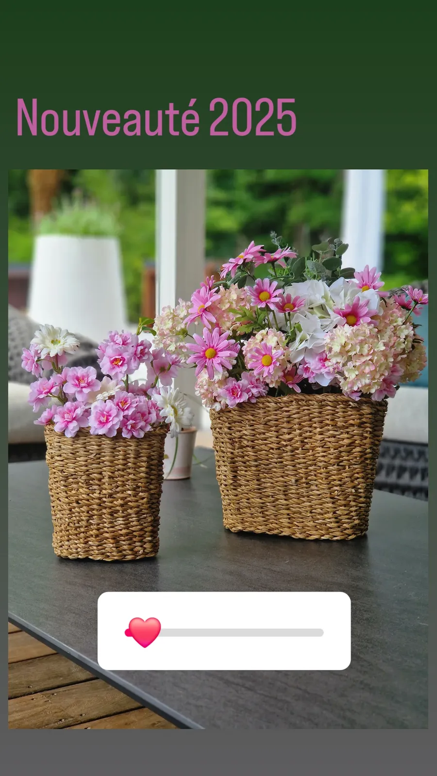 Paniers fleuris roses et blancs