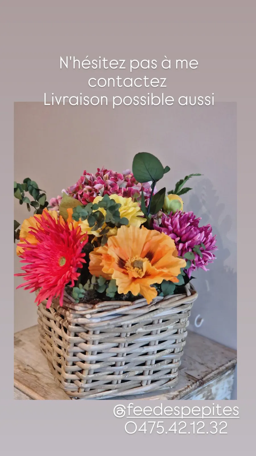 Panier garni de gerberas colorés