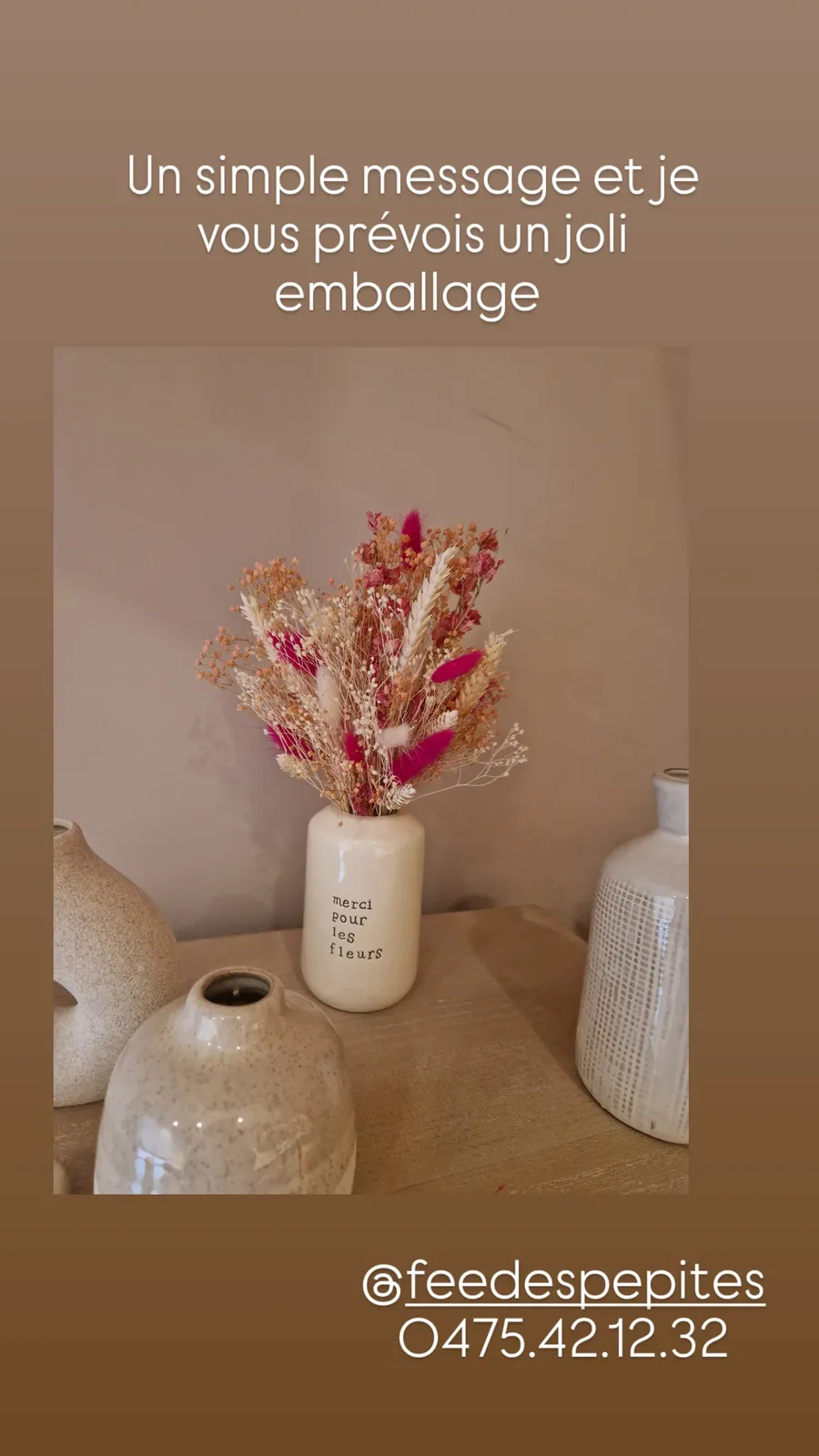 Petit vase fleuri séché rosé