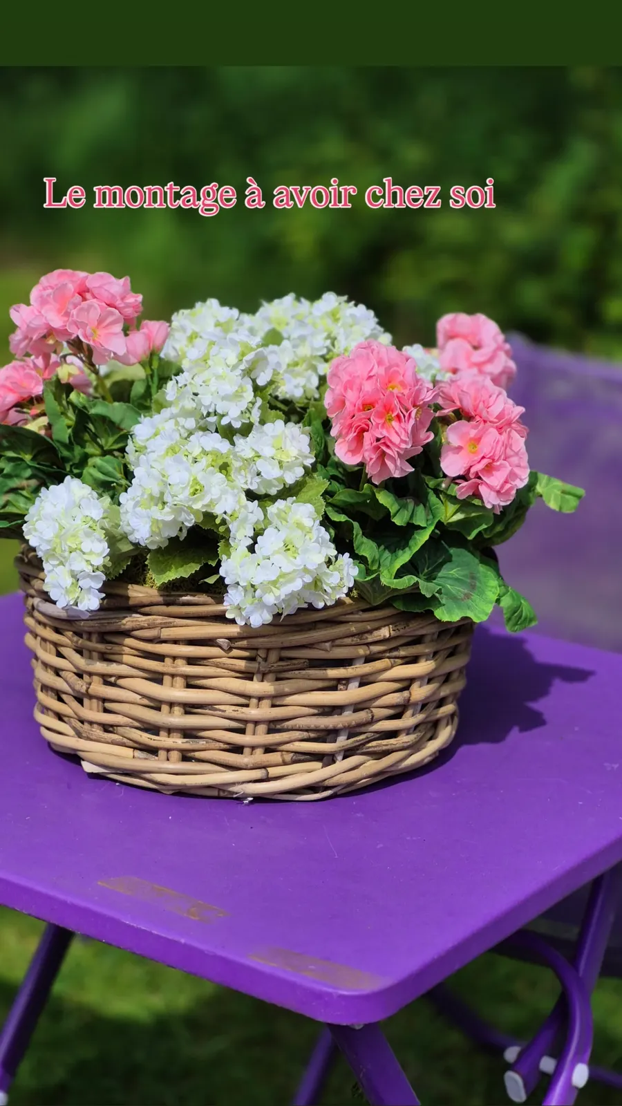 Panier garni de fleurs roses