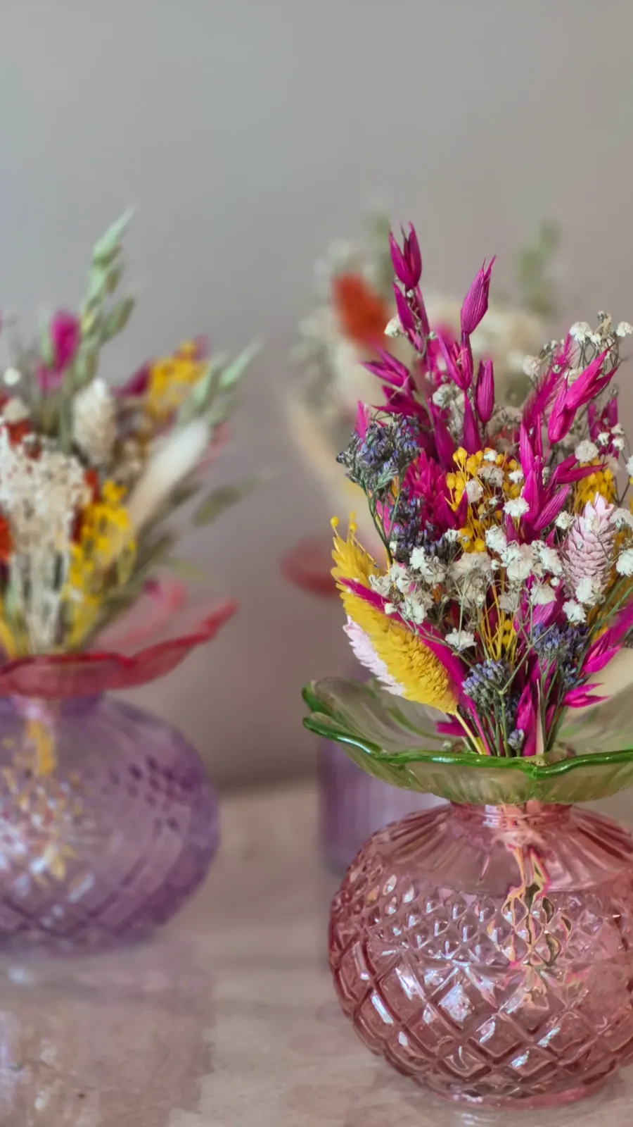Petits bouquets de fleurs séchées en vase