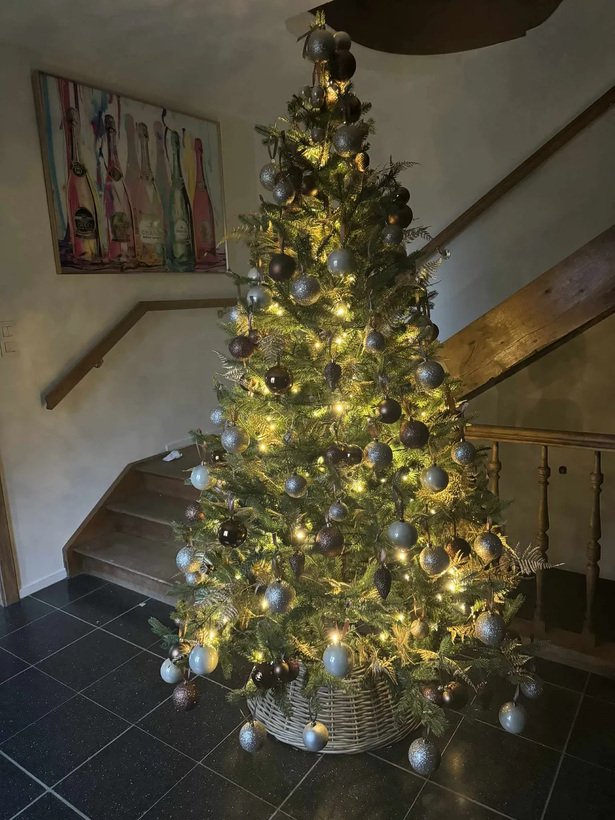 Sapin de Noël décoré et illuminé