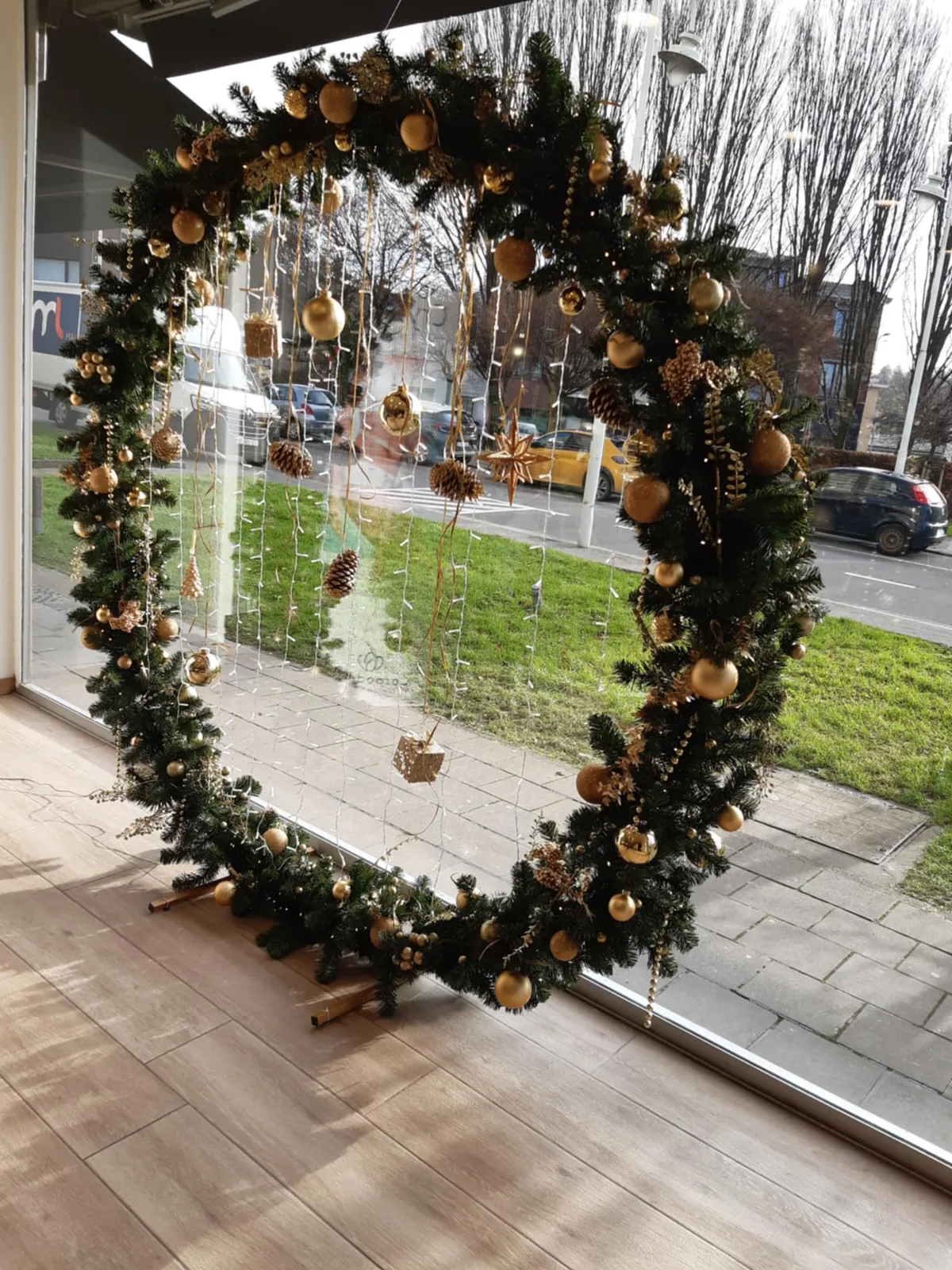 Vitrine de commerce habillée de fleurs séchées