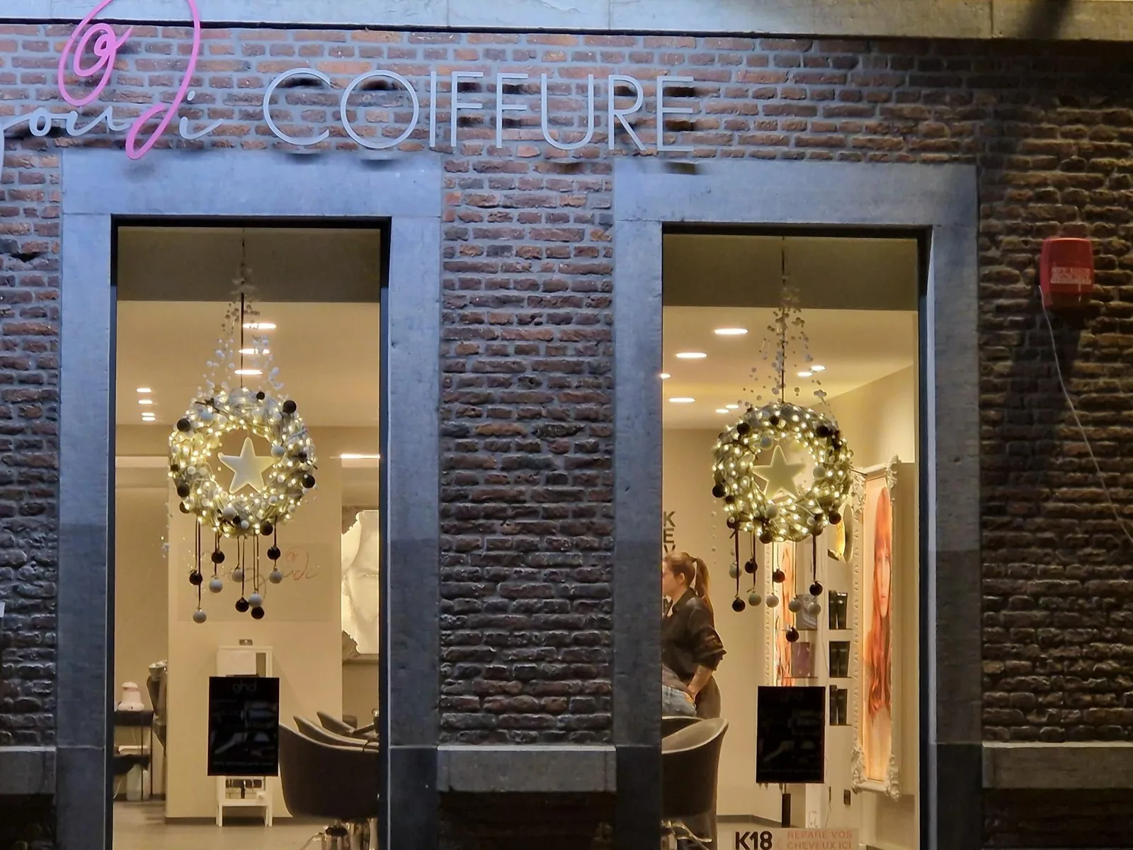 Couronnes lumineuses (sur secteur) en vitrine de commerce