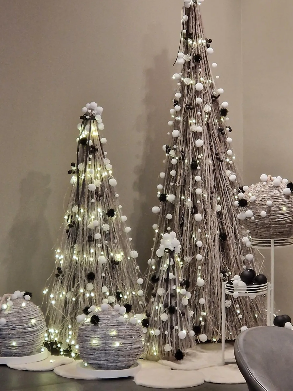 Sapins design en fibres naturelles, lumineux (sur secteur)