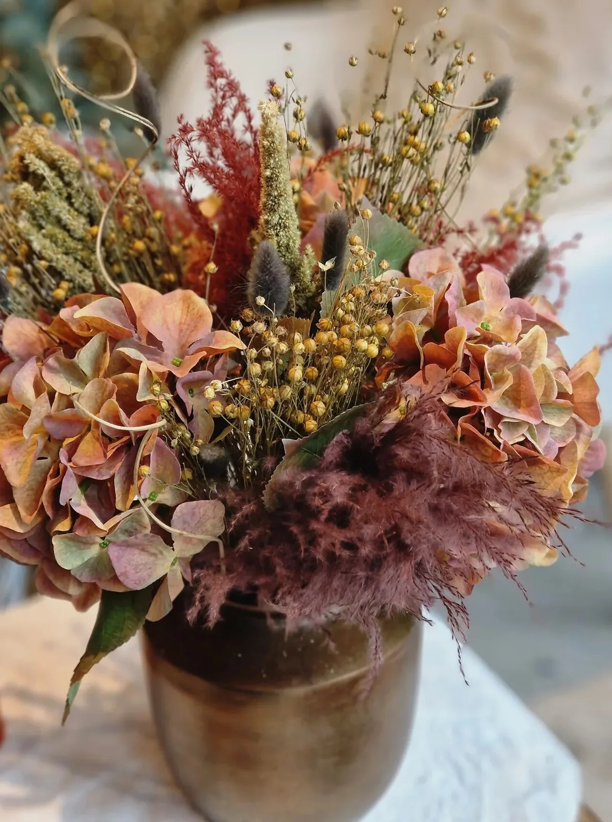 Vase doré relooké aux hortensias d'automne