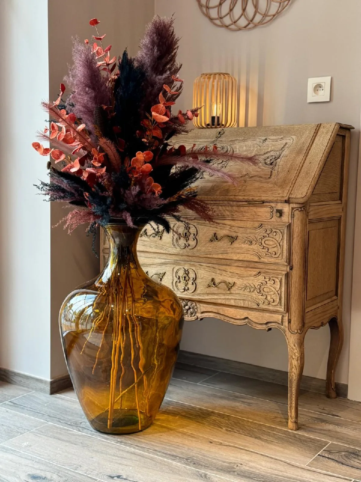 Vase ambré relooké, pampas et eucalyptus bordeaux