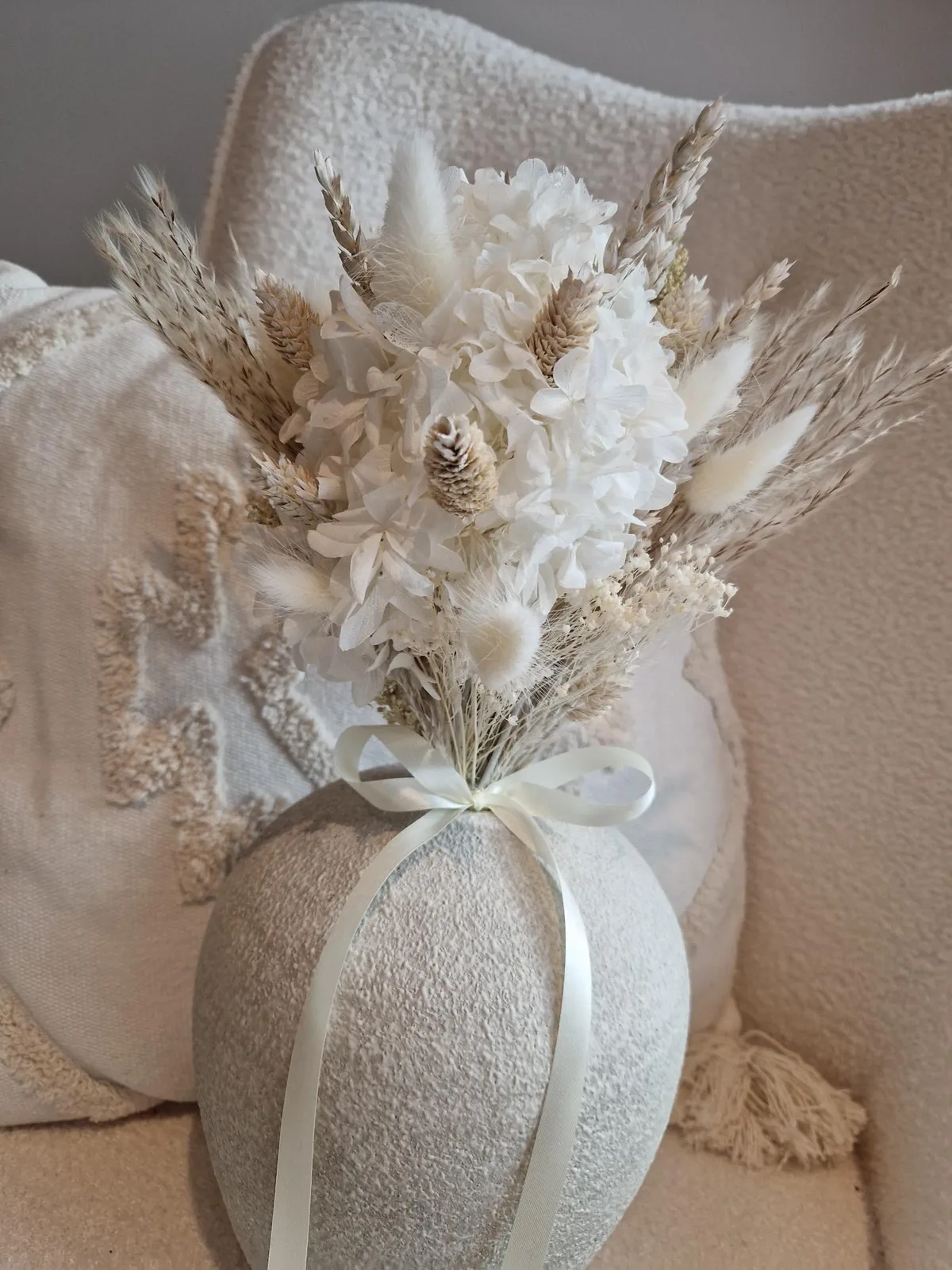 Vase blanc relooké, bouquet immaculé
