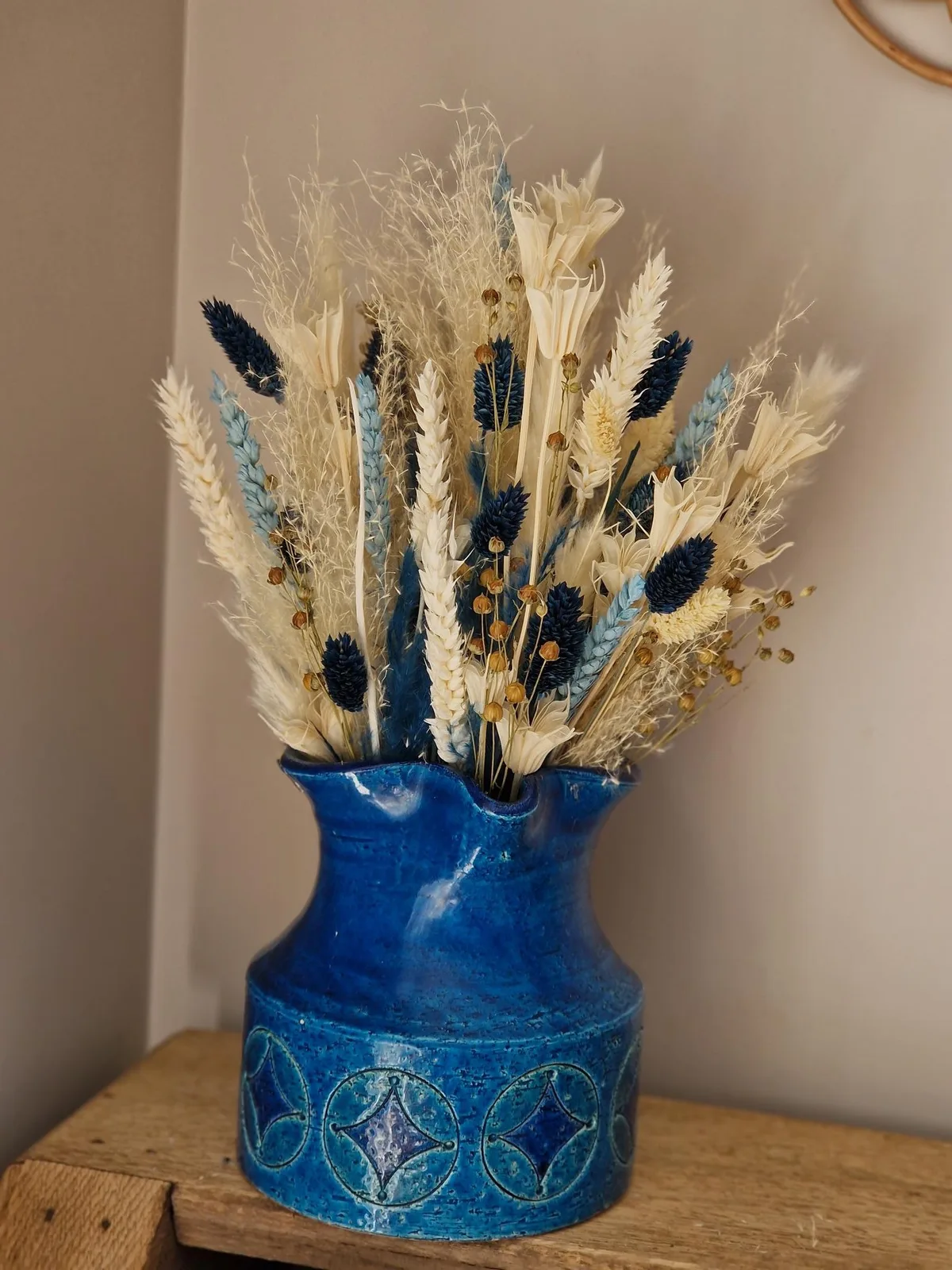 Vase en céramique bleue relooké, épis et phalaris
