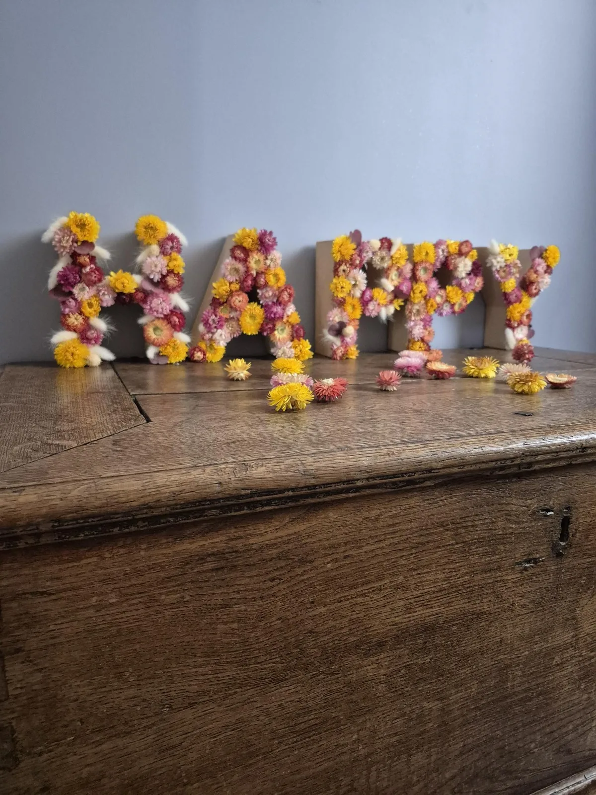 Lettres HAPPY en fleurs séchées 30 € htva la lettre