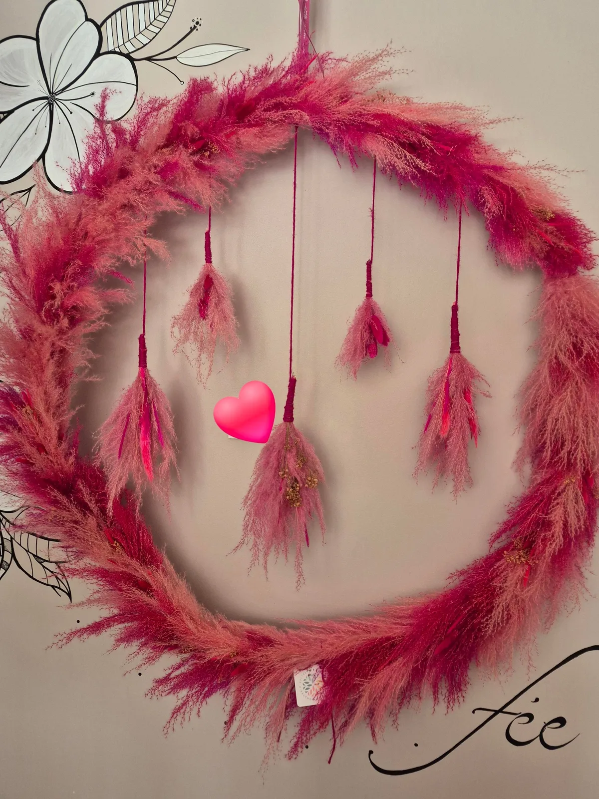 Couronne en pampa rose et fuchsia, pampilles suspendues. Location mensuelle 60€HTVA/mois
